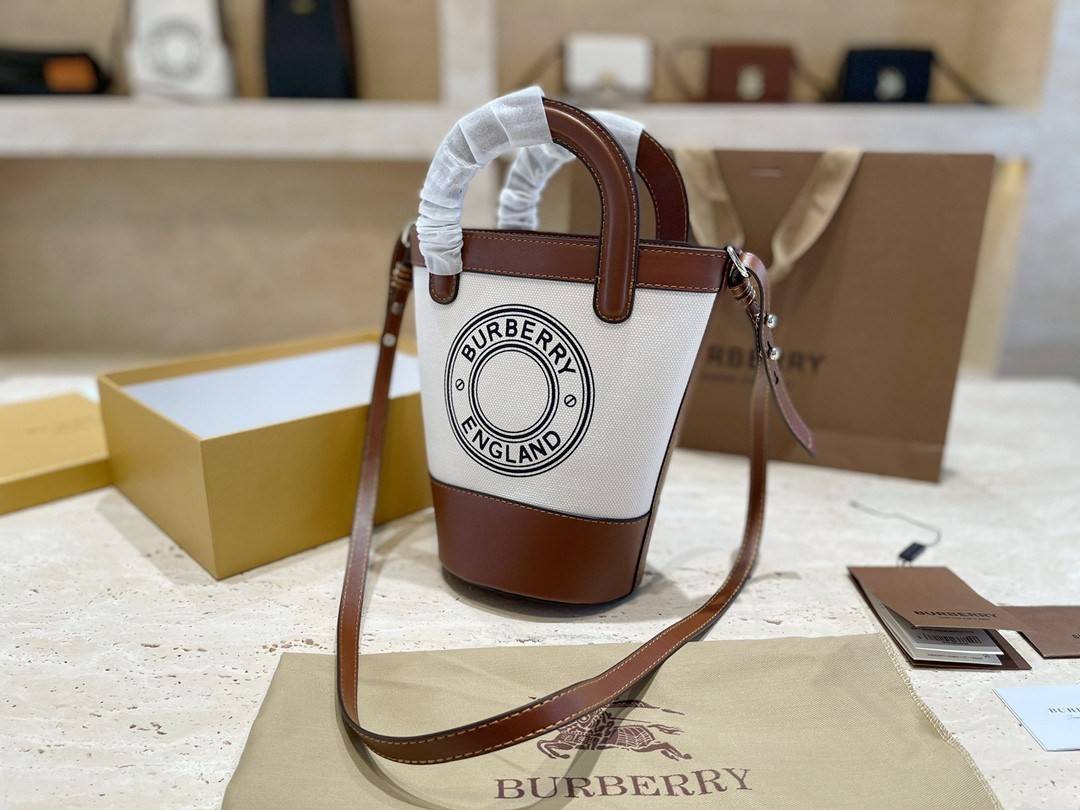 BURBERRY MINI CANVAS CROSSBODY BAG *งานหรูมาก 👑👑 สินค้าพรีเมียมกิ้ฟท์เคาเตอร์น้ำหอมต่างประเทศ กระเป๋าทรง CROSSBODY ใบขนาดกำลังดี *ผ้าแคนวาสคาดหนังวัวแท้ อะไหล่ทอง ปักโลโก้แบรนด์ด้านหน้า ด้านในเปิดปิดด้วยกระดุมคาด สามารถใส่กระเป๋าสตางค์สั้น