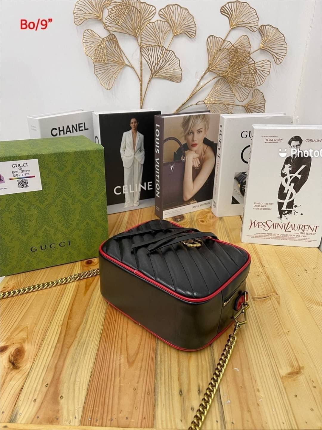 GUCCI GG MARMONT WITH BAMBOO / Gucci bamboo handle Marmont shoulder bag กระเป๋าสะพายดีไซน์ล้ำ โดดเด่นด้วยรูปทรงและมือจับ bamboo ที่ไม่เหมือนใคร สีโทนดำตัดขอบแดง โดดเด่น ใช้งานได้ทุกสถานการณ์ หยิบใช้วันไหนๆ ก็ตอบโจทย์ได้หมดน้า