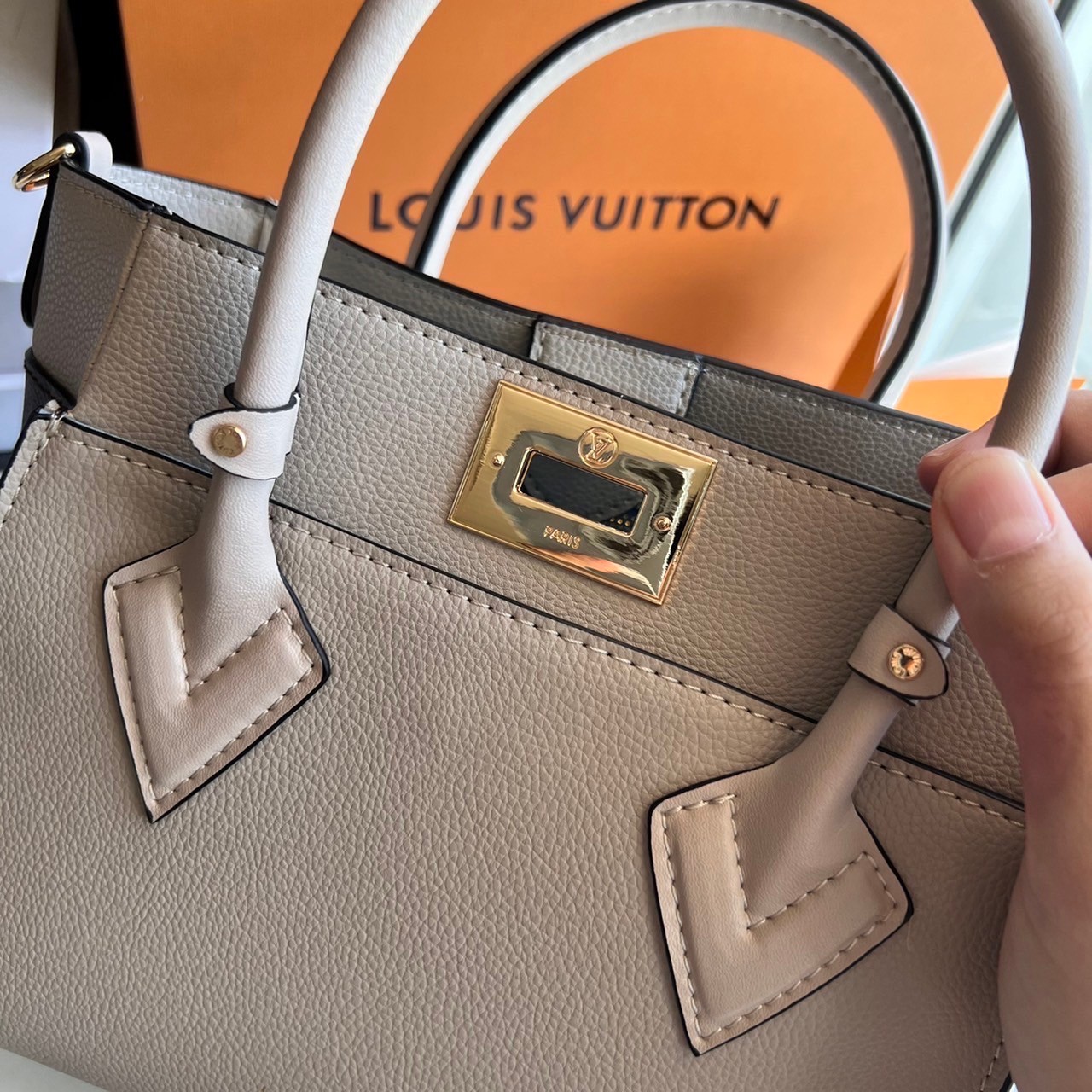 หนังแท้ LV On My Side PM กระเป๋าโท้ทขนาดกะทัดรัดที่ผลิตจากหนังลูกวัวเนื้อนุ่ม เกรดออริจินอล ภาพสินค้าถ่ายจากงานขายจริง ใช้งานต่างประเทศได้