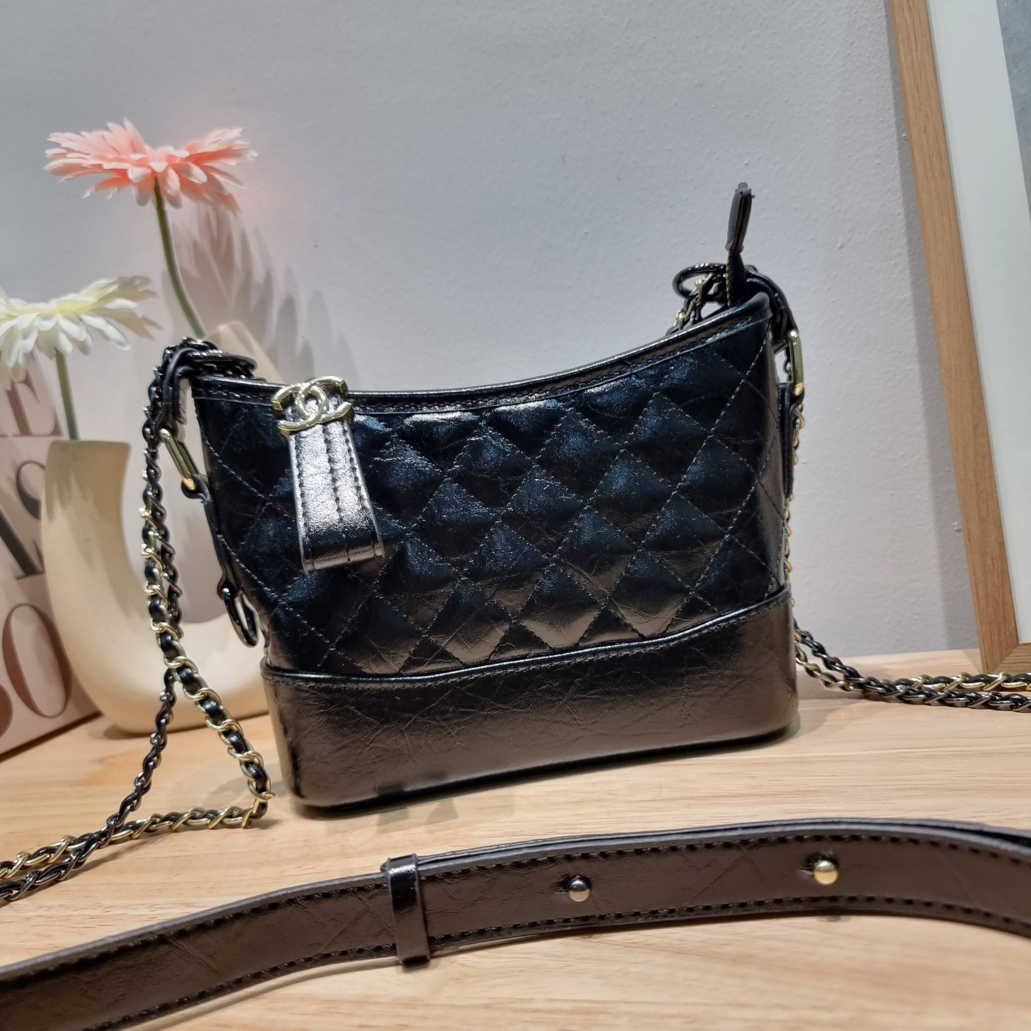 CHANEL GIFT SET สุดหรูชวนให้สะสมส่งท้ายปี กับไอเท็มลิมิเต็ดและ best seller พร้อมเสิร์ฟครบชุด สุดคุ้ม มาพร้อมกระเป๋าสะพายถึง 2 ใบ เด็ดทั้งคู่ๆ วัสดุหนังวัว และยังไม่พอ มีกระเป๋าสตางค์แถมให้ไปอีก 1ใบ สวยครบจบในเซ็ทเดียว!!