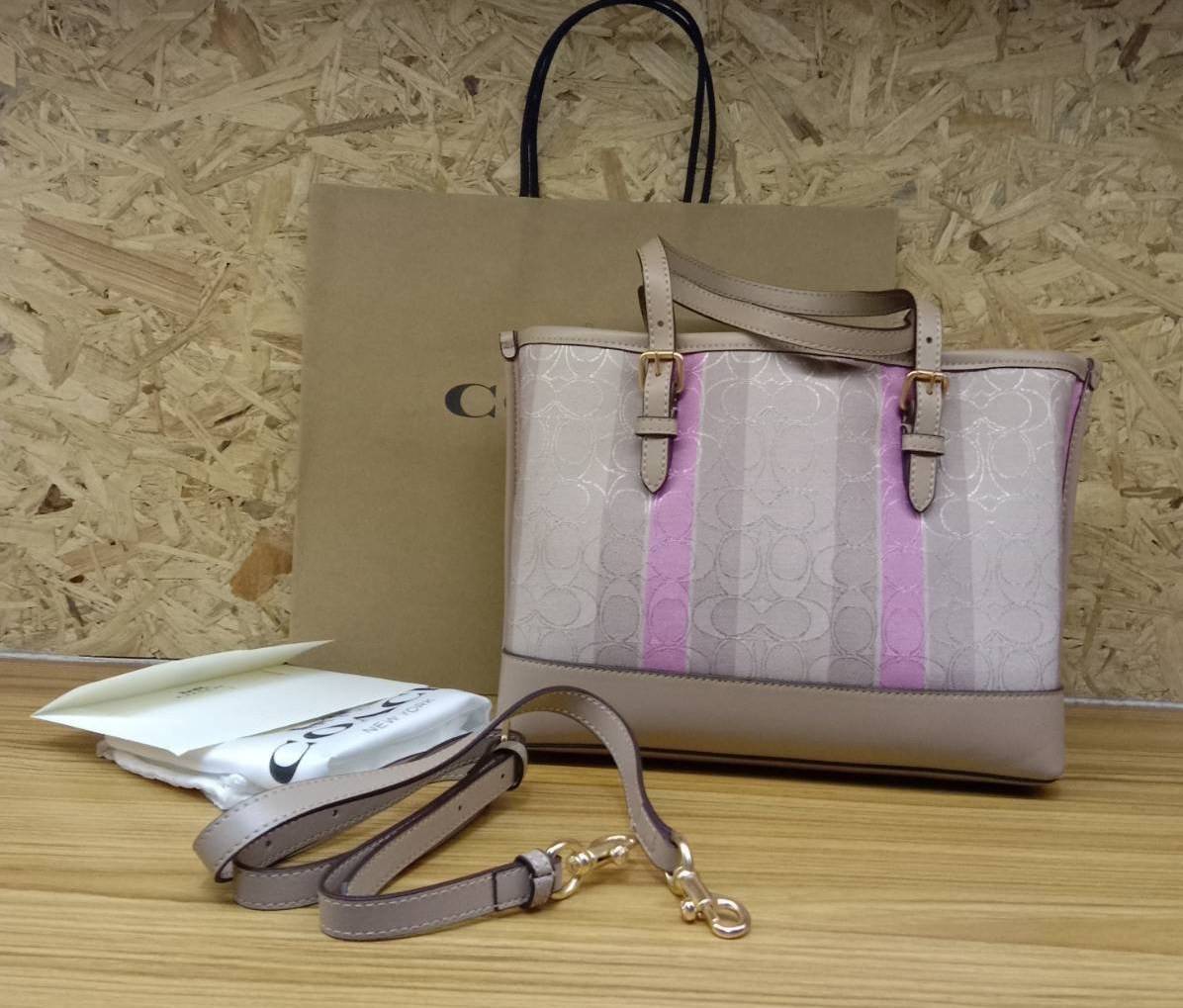 COACH Mollie Tote 25 In Signature Jacquard With Stripes พร้อมส่งที่ไทย ภาพสินค้าถ่ายจากงานขายจริง ใช้งานต่างประเทศได้