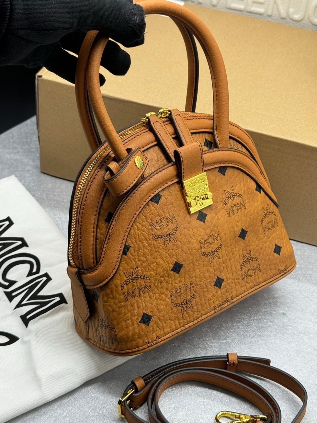 M.C.M TRACY TOTE IN VISETOS กระเป๋าถือ/สะพายข้าง ทรงยูนีคโดดเด่น น่าใช้ หูจับในตัว เกรดออริ สลับแท้ 1:1 ใช้งานต่างประเทศได้