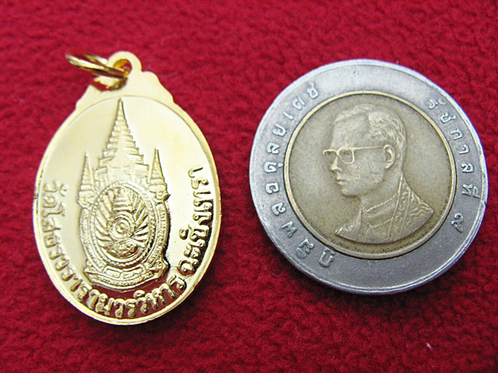 เหรียญหลวงพ่อโสธร เนื้อกะไหล่ทองค่ะ