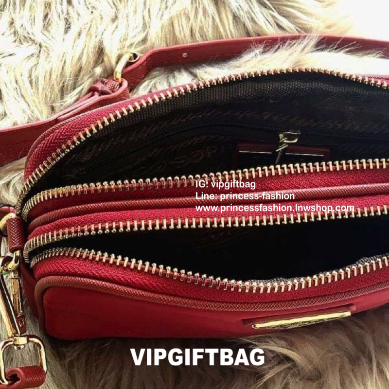 PRADA CROSSBODY BAG WITH ZIP GIFT WITH PURCHASE (GWP) กระเป๋าสะพายพรีเมี่ยมกิ้ฟ Limited Edition จากเคาน์เตอร์แบรนด์ดีไซน์เรียบหรูดูดี วัสดุ Nylon & Polyester 100% เนื้อหนาคุณภาพดีตามแบบฉบับของแบรนด์ ด้านหน้าประดับโลโก้มีช่องแบ่ง2 ช่องเป็นสัดส่วนเปิดปิดด้ว