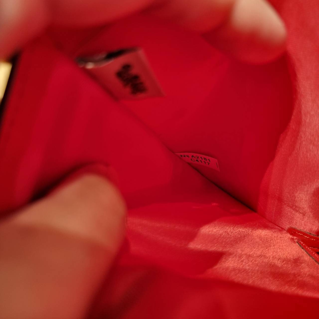 COACH C4117 MEDIUM CORNER ZIP WALLET IN SIGNATURE CANVAS WITH APPLE PRINT ดีไซน์ใหม่ล่าสุด!! คอลเลคชั่นลายพริ้นท์แอปเปิ้ลแดงโดดเด่นบนพื้นลายซิกเนเจอร์ เพิ่มลูกเล่นให้กระเป๋าสตางค์ของคุณ กระเป๋าสตางค์ใบกลาง ขนาดกำลังเหมาะมือ วัสดุหนังแคนวาส ดูแลรักษาง่าย ม