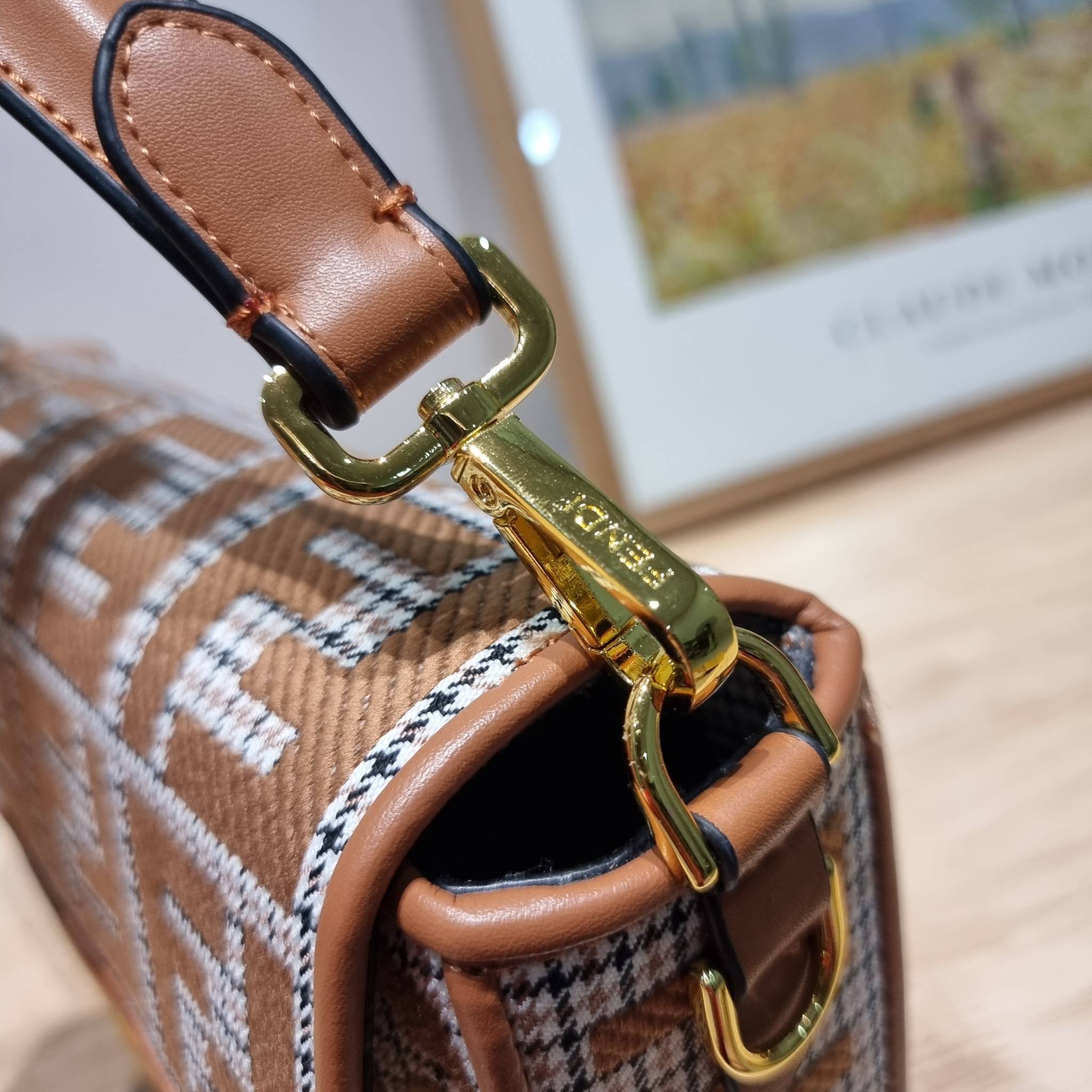 FENDI BAGUETTE MONOGRAM PRINT SHOULDER BAG / FENDI Baguette Brown houndstooth wool bag with FF embroidery อีกหนึ่งรุ่นใหม่ ปังไม่ไหวจ้าแม่!! กระเป๋าสะพายทรงแบคเกตต์ ดีไซน์ลวดลายรอบใบ มี texture โดดเด่นน่าใช้ ดูหรูและคลาสสิค