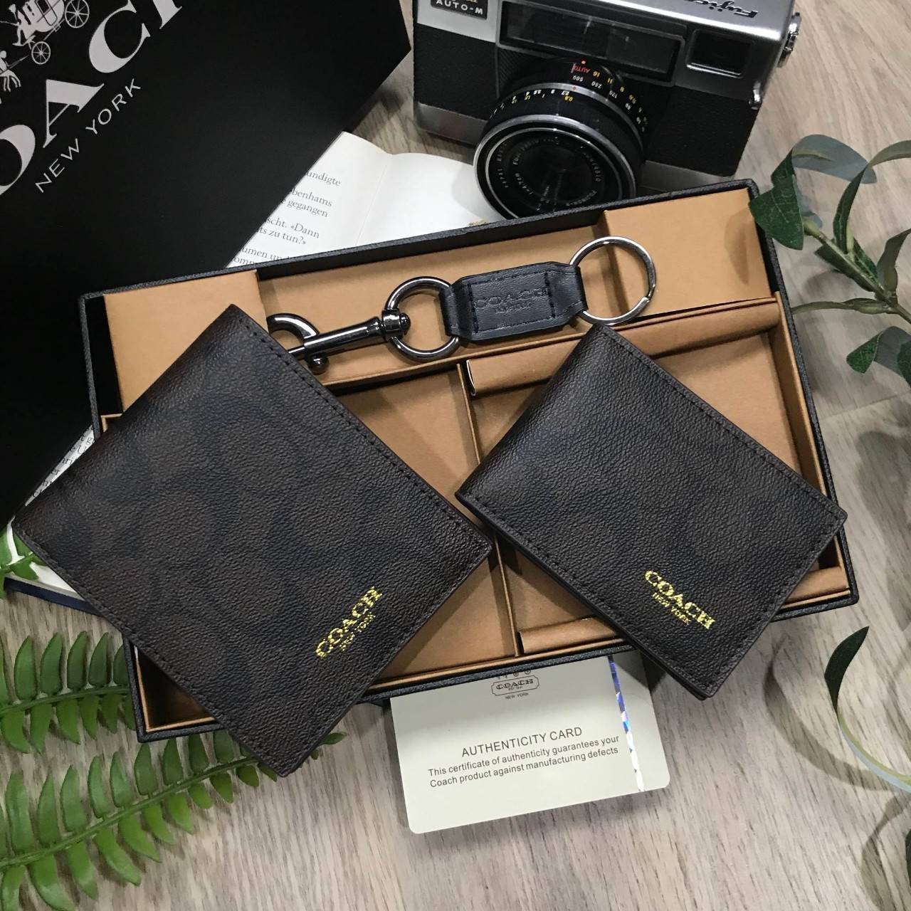 COACH FACTORY SHORT WALLET WITH CARD POCKET & KEY CHAIN Value set & 3 in 1! กระเป๋าสตางค์ใบสั้น + กระเป๋าใส่บัตร และพวงกุญแจ วัสดุหนังแท้ลายแบรนด์รอบใบ ภายใน มีช่องใส่ธนบัตร,บัตร บุผ้าลายแบรนด์ มาาพร้อมอุปกรณ์ ครบ set จะมอบเป็นของขวัญหรือใช้เองก็แนะนำค่ะ