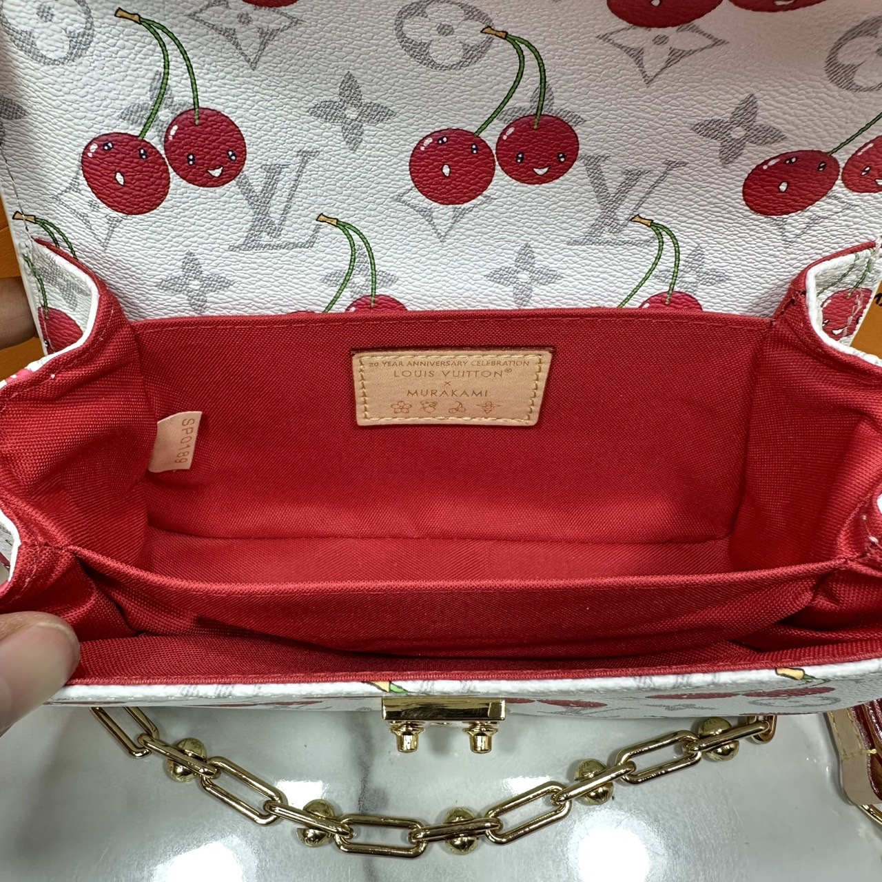 ORI หนังแท้ | LV x TM Pochette Métis East West Monogram cherry canvas กระเป๋าสะพาย ดีไซน์ใหม่โทนสีขาวในเฉดสีฤดูร้อนซึ่งตัดกับลวดลายเชอร์รี่สดใสที่ได้รับแรงบันดาลใจจากศิลปินชาวญี่ปุ่นได้อย่างสง่างาม