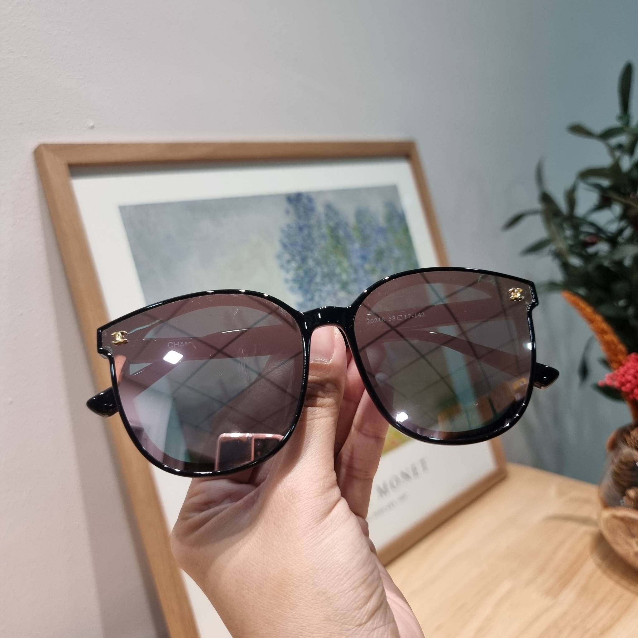 Chanel eye-glasses UV protection gift Box set สุดคุ้ม มาพร้อมอุปกรณ์ครบเซ็ท ดีไซน์ชิคมากแม่!! รับรองไม่ซ้ำใคร ใส่เสริมโหงวเฮ้ง ดูผู้ดี มีพกติดตัวไว้ไม่ตกเทรนด์ ใช้ได้ทุกโอกาส ทุกสถานการณ์ ใส่ที่บ้านถนอมสายตา