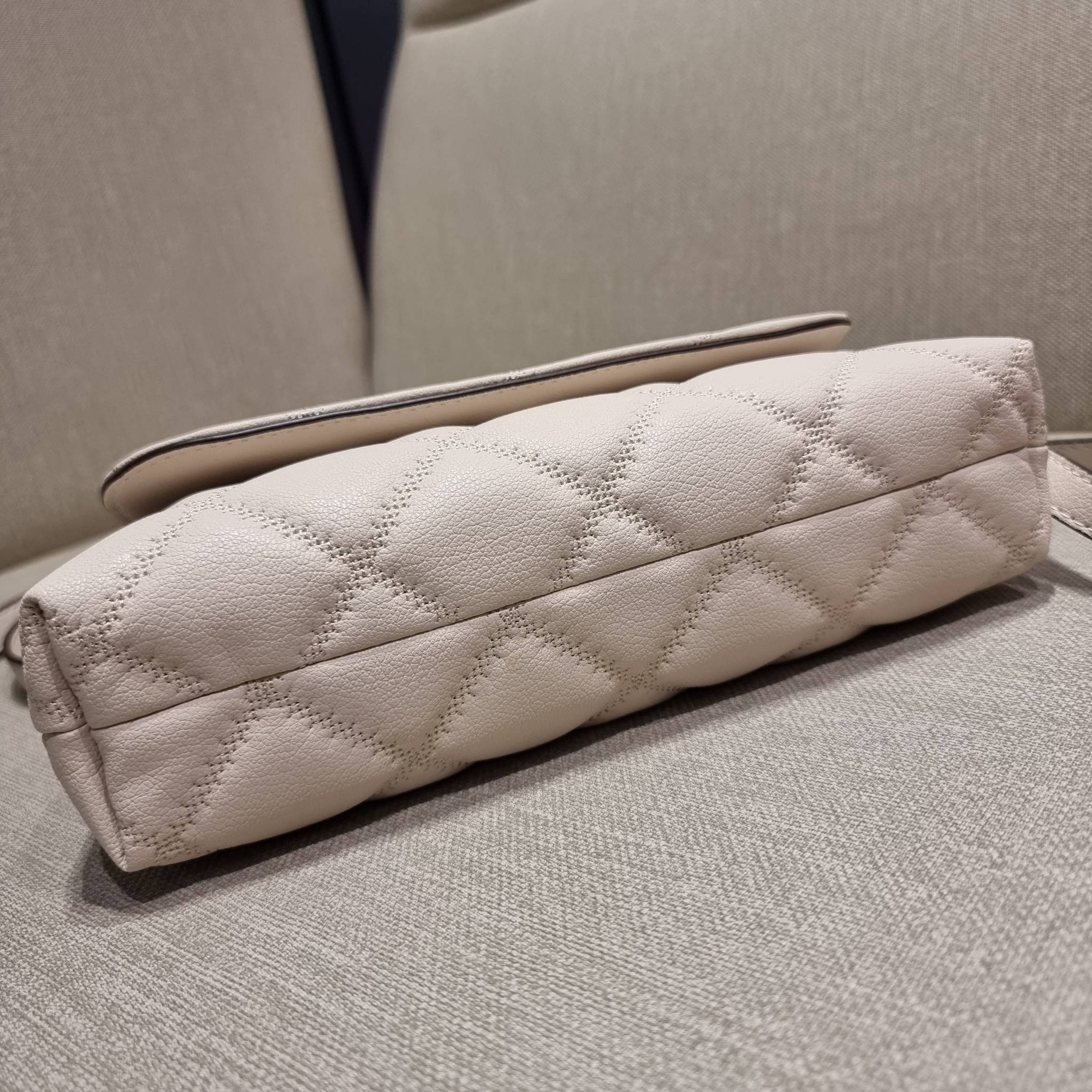 TORY BURCH WILLA MINI SHOULDER BAG ใหม่ล่าสุด พร้อมเสิร์ฟไม่ต้องรอพรีฯ กระเป๋าสะพายดีไซน์เลิศ ทรงสวย กะทัดรัด สะพายคล่องตัว ดีไซน์บุนวม เส้นคมสวยหรู