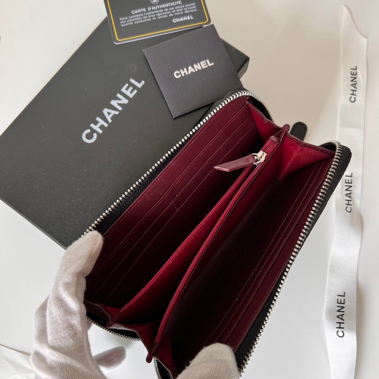 หนังแท้ CHANEL LONG WALLET รุ่นยอดนิยมไอเท็มฮิตวัสดุหนังคาเวียร์สวยคลาสสิคเปิดปิดด้วยฝาปิดกระดุมด้านหน้ามีโลโก้แบรนด์อะไหล่ทอง/เงินสวยหรู ภายในสีแดงเบอกันดี้ มีช่องซิปด้านในเรียกว่าใบเดียวจบ เป็นใบยอดนิยมของสาวๆ เลยค่าา พร้อมส่งที่ไทยไม่ต้องรอพรีฯ สาวก Ch