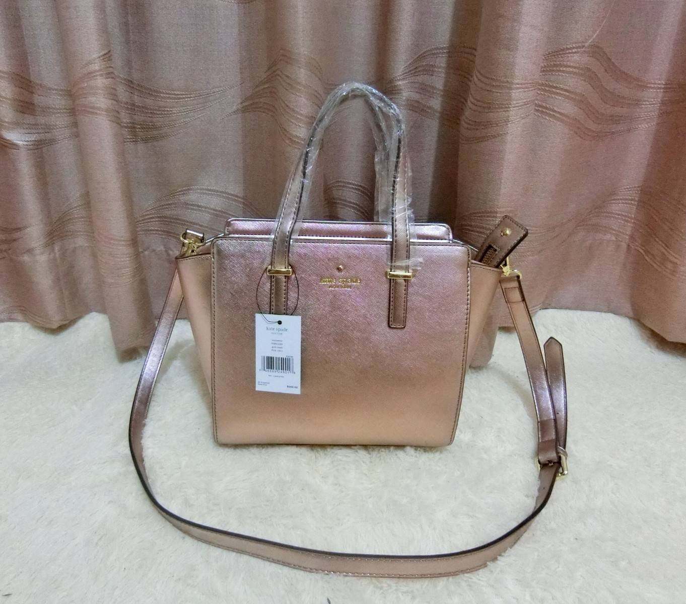 KATE SPADE NEW YORK CEDAR STREET HAYDEN BAG กระเป๋าถือหรือสะพายหนัง Saffiano สวยหรูอยู่ทรงสไตล์ PRADA ด้านหน้าประดับโลโก้สีทองสวยไฮโซ ภายในมีช่องซิปและช่องเล็ก ซับในอย่างดีสกรีนลาย Kate Spade กว้างและจุ ใส่ ipad mini กระเป๋าสตางค์ ของใช้ได้เยอะ มีหมุดรองฐ
