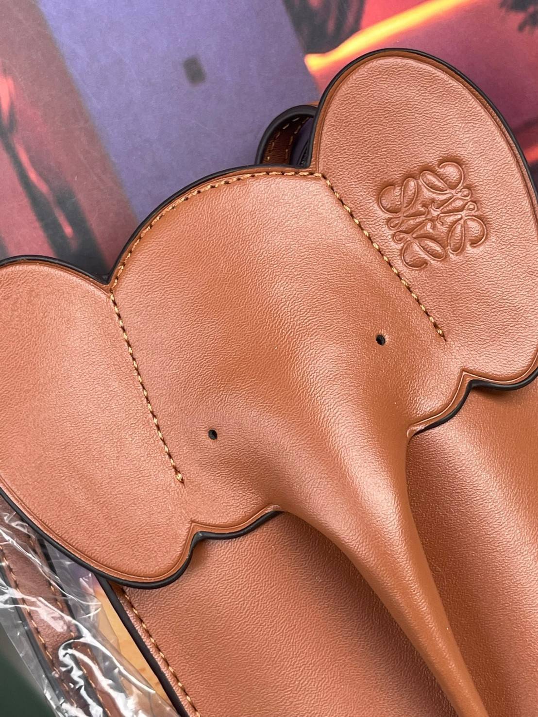 Loewe Leather Elephant Phone Holder แบรนด์หรูจากประเทศสเปนอย่าง โลเอเว่ (LOEWE) หลายๆคนคงนึกถึงกระเป๋ารูปทรงช้างขนาดเล็ก ที่เป็นเหมือนหนึ่งในซิกเนเจอร์ของแบรนด์ มีทั้งแบบสะพายข้าง แบบถือ รวมไปถึงในแบบเครื่องหนังชิ้นเล็กอย่างกระเป๋าใส่มือถือรุ่นนี้ ผลิตจาก