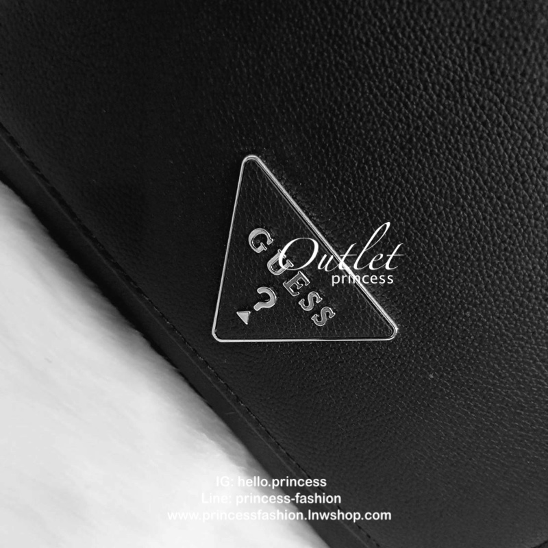 GUESS WOMAN'S BACKPACK กระเป๋าสะพายเป้หนังสวยขนาดกำลังดี สกีนโลโก้รอบใบ น้ำหนักเบา ด้านหน้าประดับโลโก้แบรนด์สามเหลี่ยมโดดเด่น มีลูกเล่นที่ช่องด้านหน้าสามารถถอดออกถือเป็นครัชได้นะคะ ตัวกระเป๋าเปิดปิดด้วยซิปเป็นหลัก ภายในกว้าง บุด้วยผ้าสกีนลายโลโก้แบรน