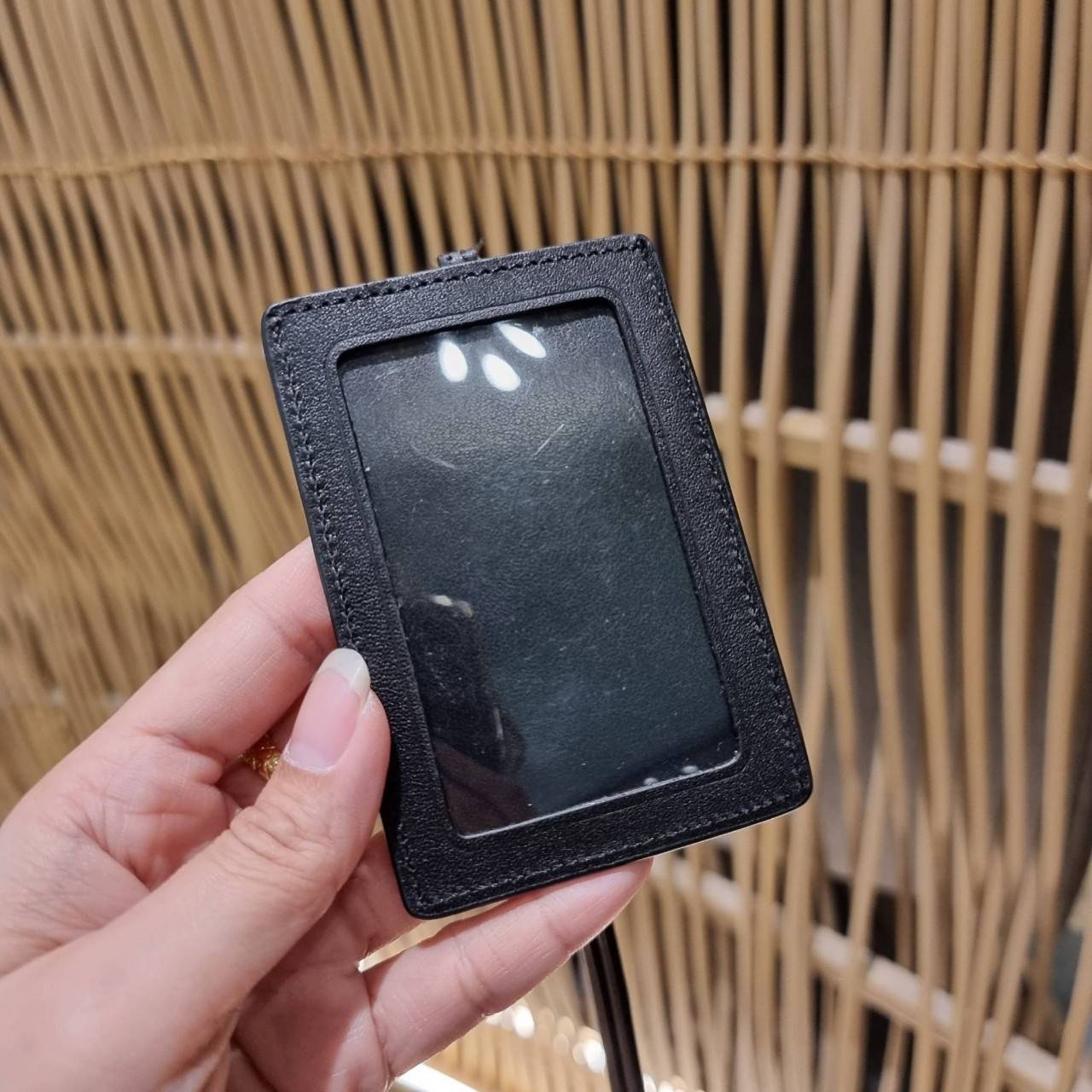 COACH ID LANYARD IN COLORBLOCK SIGNATURE CANVAS ง่ายๆแบบไม่ธรรมดา!! คลาสสิคแต่มีดีเทลโดดเด่น!! กระเป๋าถนอมบัตร พร้อมสายคล้องคอ ดีไซน์ลวดลายสวย ดูดีทุกแบบ ใช้งานง่าย พกพาสะดวก จะใส่บัตรพนักงาน บัตรเครดิต บัตรปชช. ใบขับขี่ และบัตรอื่นๆที่อยากจะใส่!! ตามใจไป