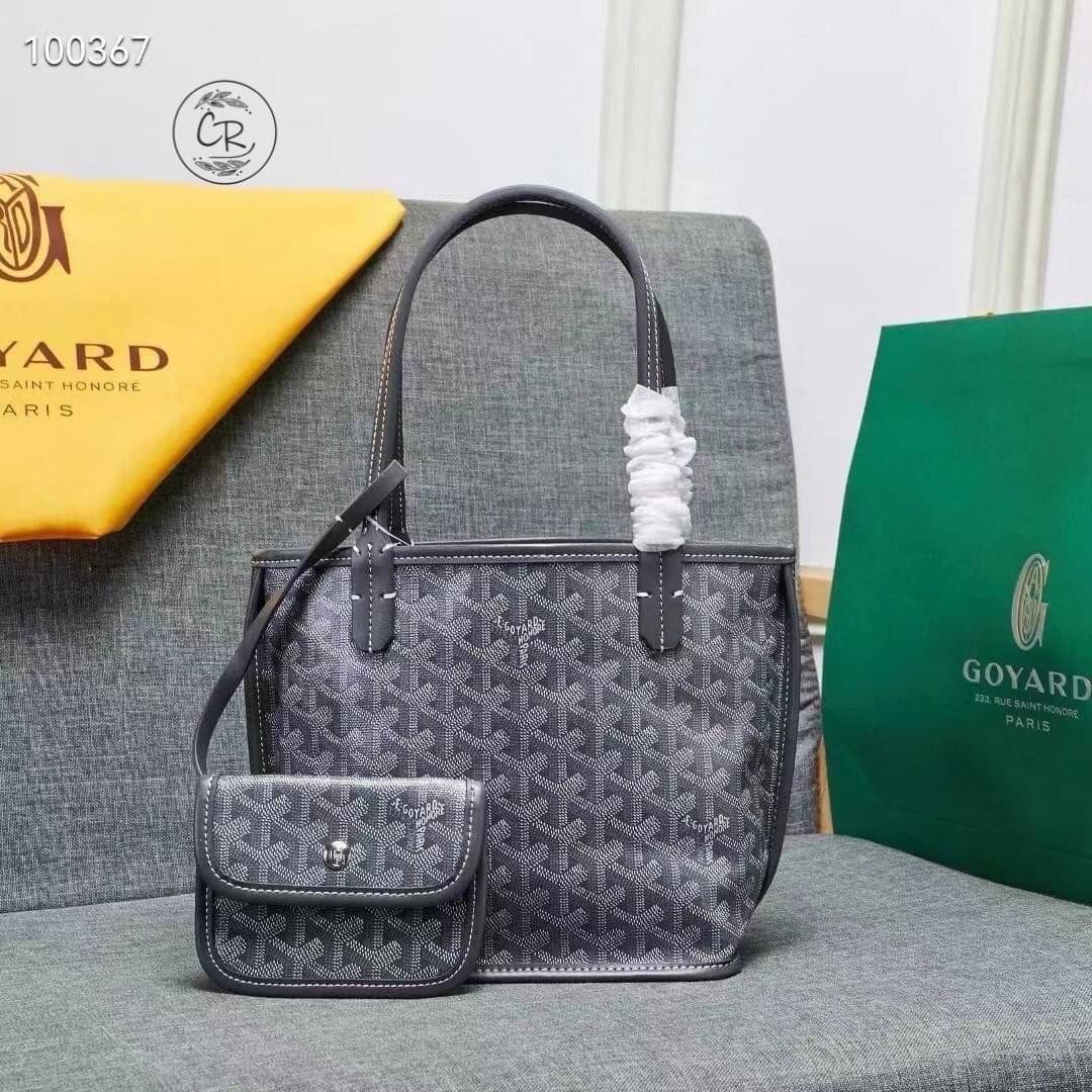 GOYARD ANJOU TOTE MINI ฮอตไอเท็ม กับกระเป๋าสะพายทรงโท้ท ไซส์มินิ กะทัดรัดมาก มาครบสีขายดี เลิศทุกสี รูปทรงคลาสสิค ดีไซน์เป็นเอกลักษณ์ ใช้งานได้หลากหลาย สามารถกลับด้านใช้ได้แบบไม่มีเบื่อ