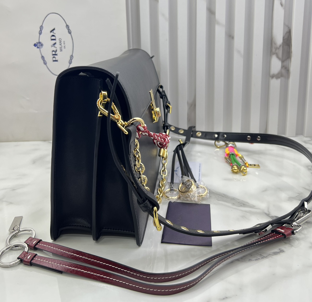 ORI หนังแท้ | 35cm Prada Soft Sound large leather shoulder bag with charms กระเป๋าสะพายทรงกล่องใบใหญ่ รุ่นใหม่ล่าสุด มาแรงแบบเกินต้าน ด้วยดีไซน์เรียบ แต่มีกิมมิคเท่ห์ๆ ที่สายและพวงห้อยหลากสีสุดคิวท์