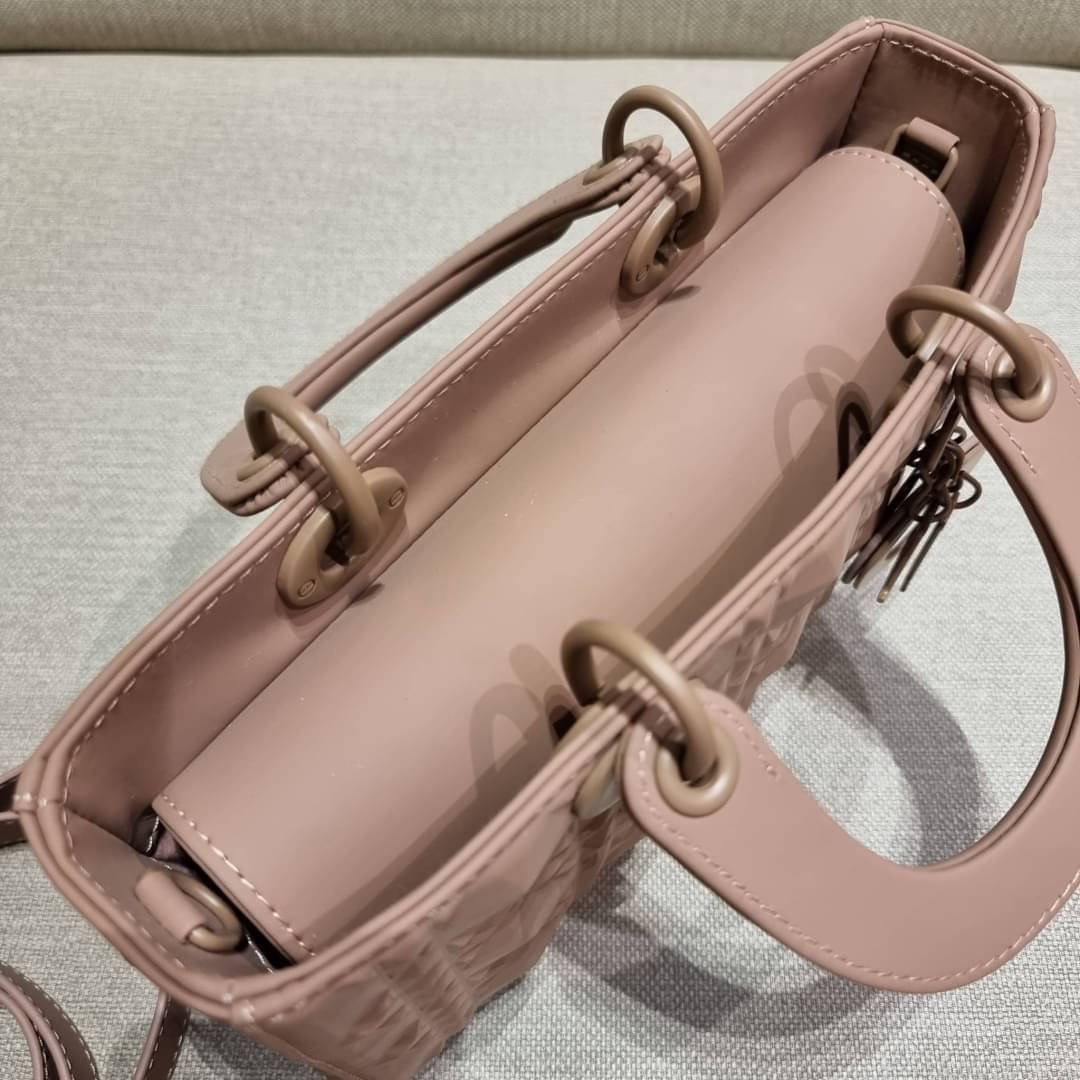 DIOR LADY D-JOY BAG Cannage Calfskin with Diamond Motif / CD LADY D-JOY BAG ดีไซน์ใหม่ อัพเลเวลความหรู กับกระเป๋าสะพายข้างที่รอบนี้ดีไซน์รูปทรงโฉมใหม่ ใช้งานง่ายขึ้น