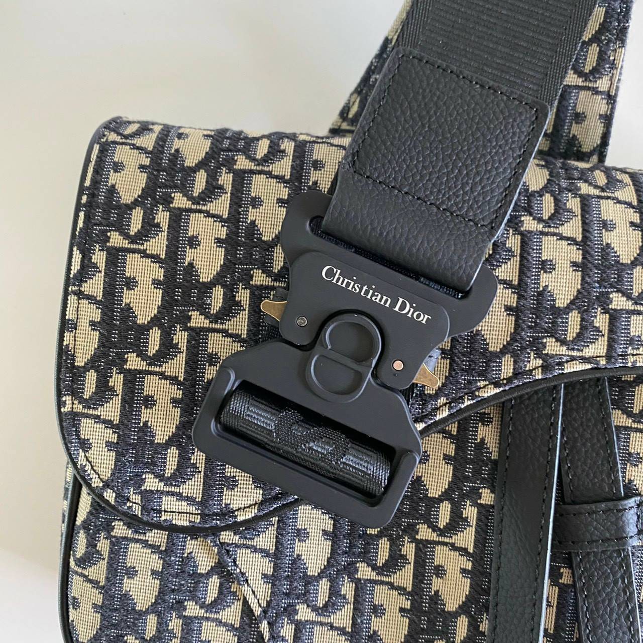 VIP 】𝐂𝐇𝐑𝐈𝐒𝐓𝐈𝐀𝐍 𝐃𝐈𝐎𝐑 SADDLE BAG Black Dior Oblique Jacquard พร้อมส่งที่ไทย 2 สีสุดคลาสสิก กระเป๋าสะพายข้าง สายปรับขนาดได้ จุของได้เยอะ ใช้ได้ทั้งหญิงชาย
