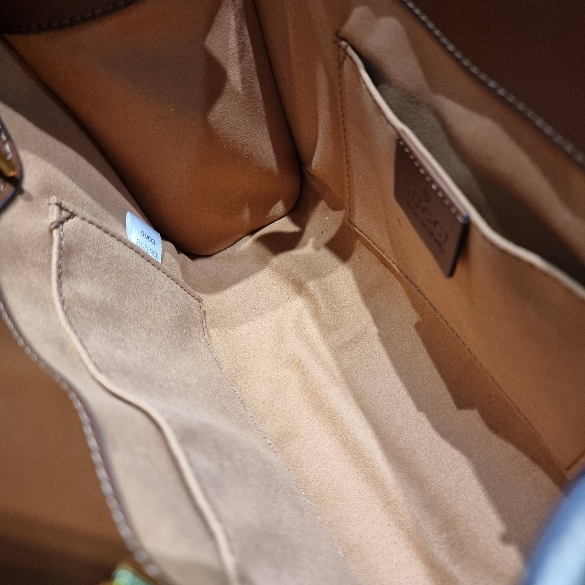 GUCCI padlock shoulder bag กระเป๋าสะพายไหล่ สวยผู้ดี ทรงดี ใช้งานง่าย วัสดุหนังแคนวาส ปากกระเป๋ามีแถบหนังคาดและอะไหล่กดล็อค โดดเด่นและเพิ่มความหรู