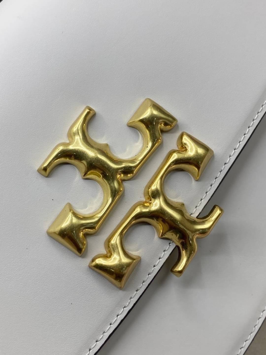 Tory Burch 75003 Eleanor Medium Convertible Shoulder Bag พร้อมส่งที่ไทย อีกรุ่นที่น่าครอบครองมากๆค่ะ กระเป๋าสะพายข้างและทบสายเป็นคล้องไหล่ได้ หนังแท้ชั้นดี ใช้ได้กับทุกๆโอกาส ห้ามพลาด ก่อนหมดนะคะ!!