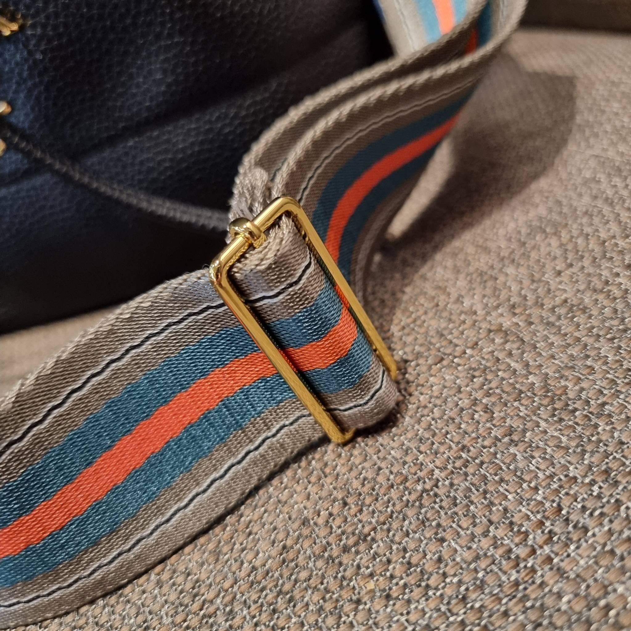 Prada leather bucket bag กระเป๋าสะพายทรงขนมจีบ ดีไซน์เรียบ แต่หรู น่าใช้มากๆ หนังสวยมาก วัสดุหนัง pepble สัมผัสนิ่มมือ ตกแต่งโลโก้สีทองตัดหนังดำ คือเลิศ!! ปากกระเป๋ารูดเปิดปิดได้ สะดวกใช้งาน ภายในโล่งกว้าง จุของได้เยอะ ไม่ธรรมดาเลย พิเศษ!! นอกจากสายคล้องใ