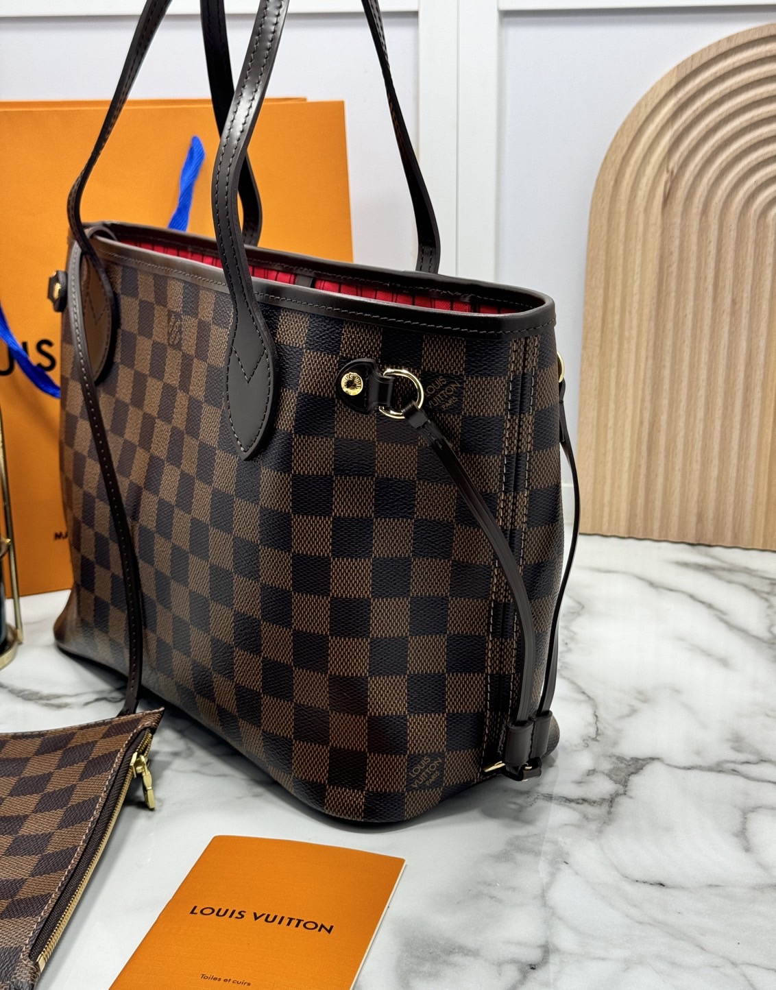 TOP ORI หนังแท้ | LV Neverfull PM bag Monogram Canvas กระเป๋าสะพายทรงโท้ท PM ดีไซน์คลาสสิกเหนือกาลเวลาเข้ากับดีเทลที่สืบทอดมายาวนาน Monogram แคนวาสแต่งขอบหนัง ดีไซน์พื้นที่ด้านในกว้างทว่าดูเพรียวบาง