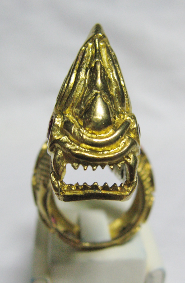 แหวนพญานาคทองเหลืองผู้ชายประดับพลอยนพเก้า ตาสีชมพู เสริมสิริมงคลค่ะ