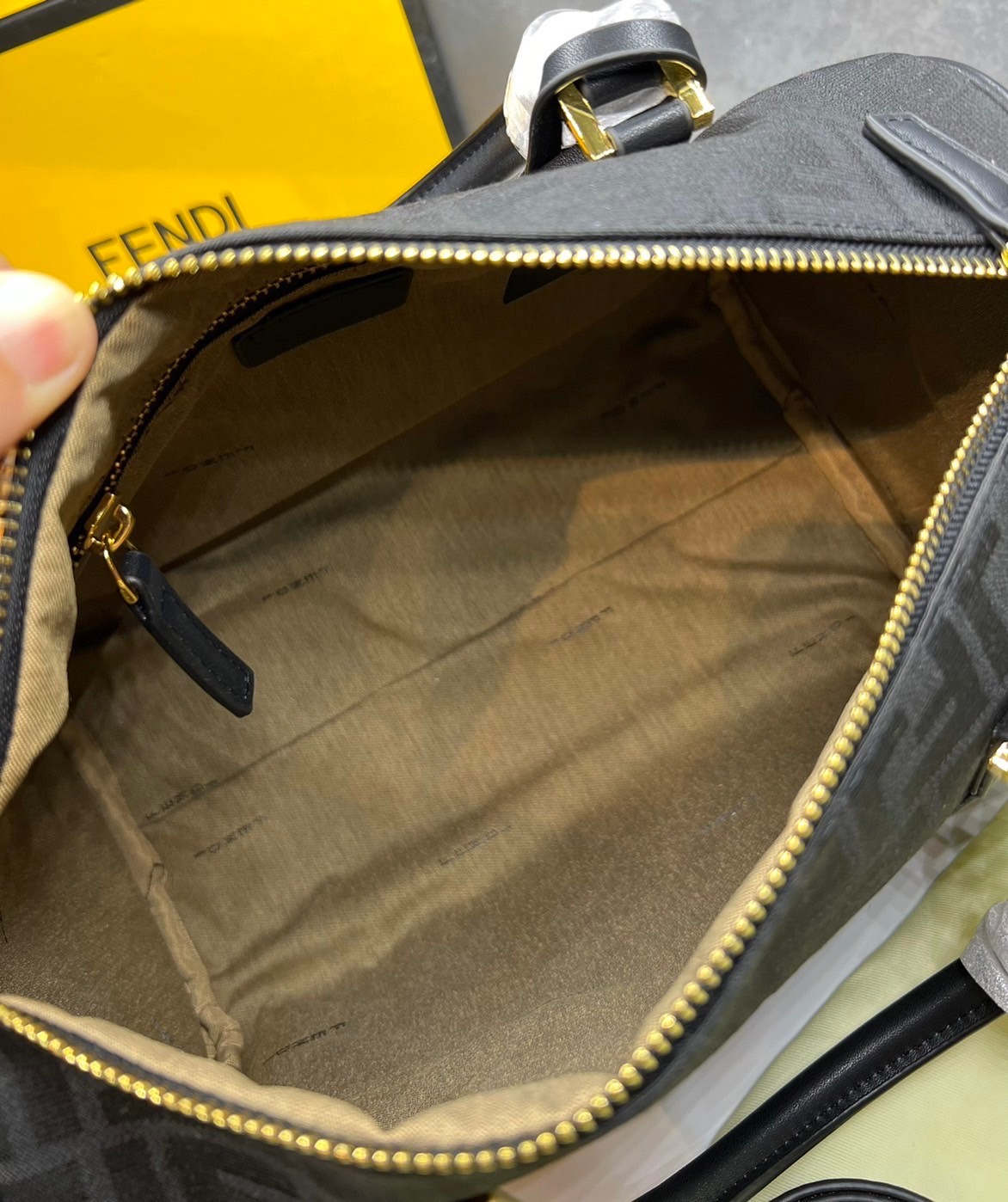 หนังแท้ Fendi Keepall 30 cm / Fendi Travel Bag / Fendi Boston Vintage Bag พร้อมส่งที่ไทย Tobacco Zucca Canvas and Gold hardware. กระเป๋าเดินทางใบใหญ่กำลังดี ภายในโล่งกว้าง จุของได้เยอะ พร้อมส่งที่ไทย ภาพสินค้าถ่ายจากงานขายจริง ใช้งานต่างประเทศได้