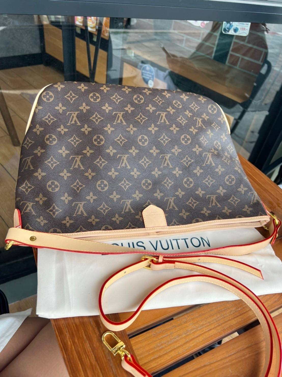 Louis Vuitton Monogram Delight Canvas กระเป๋าสะพายข้างทรงสูงใบใหญ่หนังแกะสังเคราะห์ หูหิ้วปั้มโลโก้ ด้านในมี1ช่องซิป 1ช่องใส่ของจุกจิ๊ก อะไหล่ทองหรูหรา มีสายยาว ถอดสายได้ ปรับระดับได้ จุของได้เยอะ หรูหรา สวยงาม เหมาะกับทุกโอกาศ ต้องมีติดตู้ห้ามพลาดเลยค่า