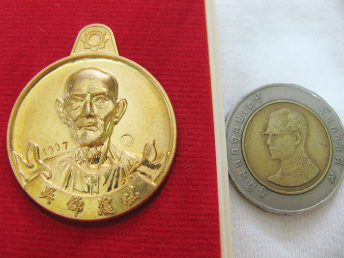 สินค้าหมดค่ะ เหรียญเซียนแปะโรงสี เนื้อทองทิพย์ หมุนเงินหมุนทอง 120ปีชาตกาล ตอกเลข "1007" พร้อมกล่องเดิม (แถมรูปถ่ายและผ้ายันต์เซียนแปะ) ค่ะ