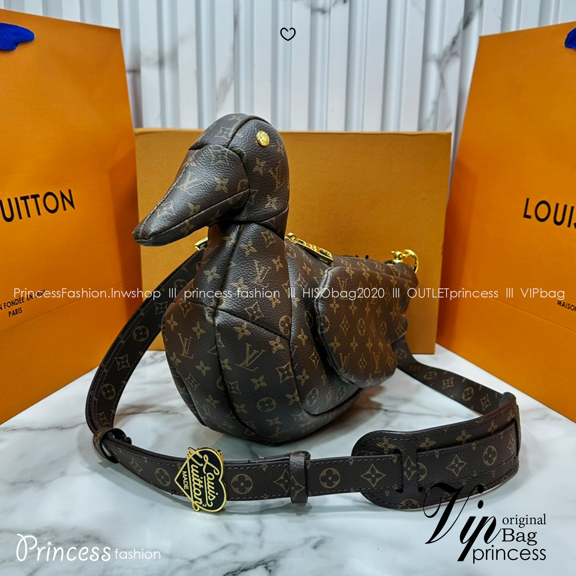 ORI หนังแท้ | LV Duck Bag Monogram coated canvas body and trim กระเป๋าดีไซน์รูปน้องเป็ด 3D กระเป๋าสะพายไหล่ขนาดกะทัดรัดรูปทรงสัตว์อันเป็นสัญลักษณ์ของสไตลิสต์สตรีทแวร์ผู้นี้