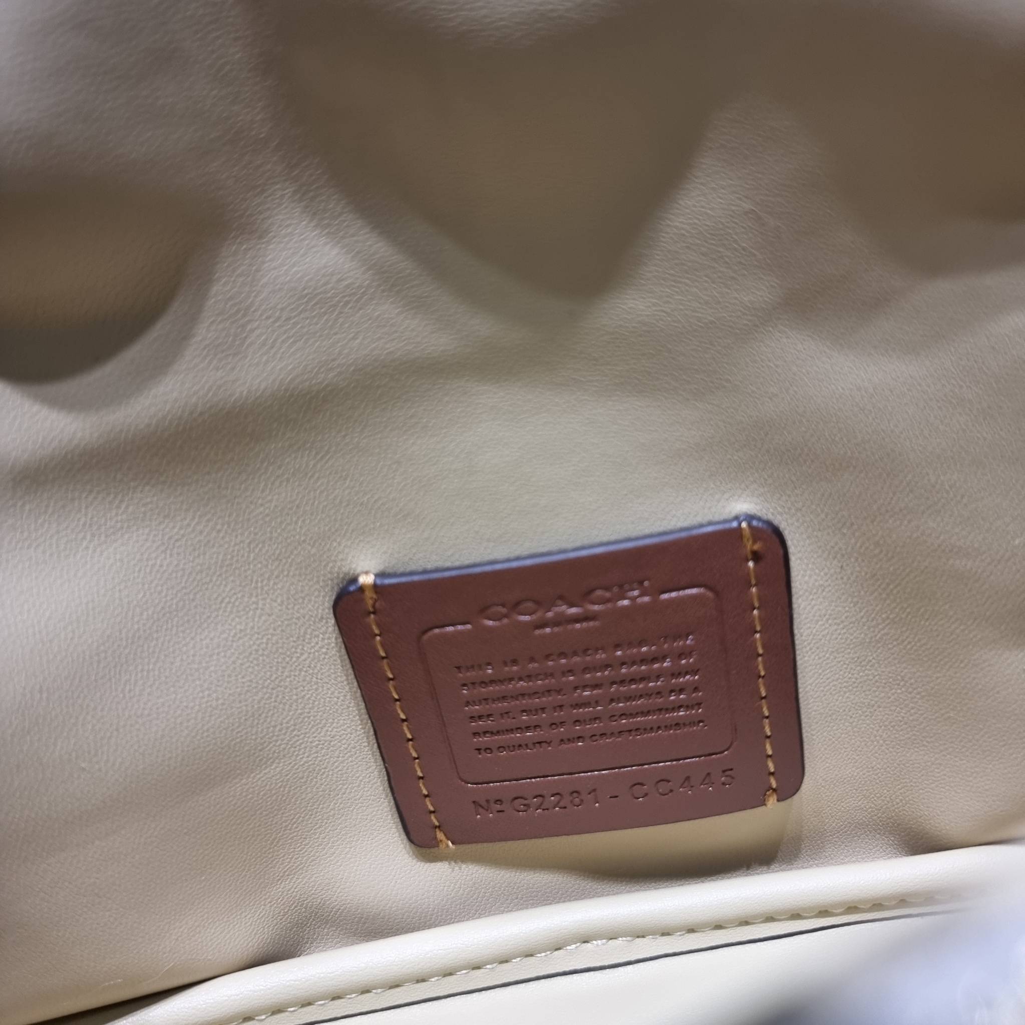 Coach pillow tabby shoulder bag 26 in shearling / COACH LEATHER COVERED C CLOSURE CC445 ใหม่ล่าสุดต้อนรับฤดูหนาว กับคอลเลคชั่นคุณหนู กระเป๋าสะพายไหล่ ดีไซน์วินเทจย้อนยุคตกแต่งขนรอบใบนุ่มฟู สวยลูกคุณมาก!! เปิด-ปิดด้วยกระดุมแม่เหล็ก รับรองแน่นหนา ภายในเป็นช