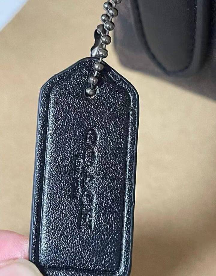 COACH GRAHAM CROSSBODY IN SIGNATURE CANVAS (COACH C4149) กระเป๋าครอสบอดี้รุ่นยอดฮิตสำหรับหนุ่มๆ ที่สาวๆก็ใช้ได้!! รูปทรงดีไซน์คลาสสิค ใช้งานสะดวก วัสดุหนังแคนวาสเคลือบลาย เปิด-ปิดด้วยซิป ภายในเป็นช่องโล่ง ใส่ของสำคัญได้ครบ สายสะพายปรับได้ตามตัว มีมาให้ช้อ