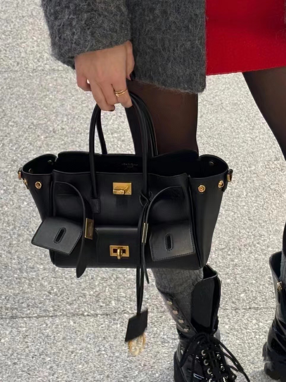 ORI หนังแท้ | Balenciaga Bel Air Carry All Bag Mini in Black smooth leather, aged-gold hardware ที่สุดของไฮแฟชั่น ดีไซน์เหนือกาลเวลาสุดไอคอนิค ต้องยกให้แบรนด์นี้เลยค่ะ กระเป๋าสะพายดีไซน์สวย!! หรู!! เลิศ!! ไม่ซ้ำใคร