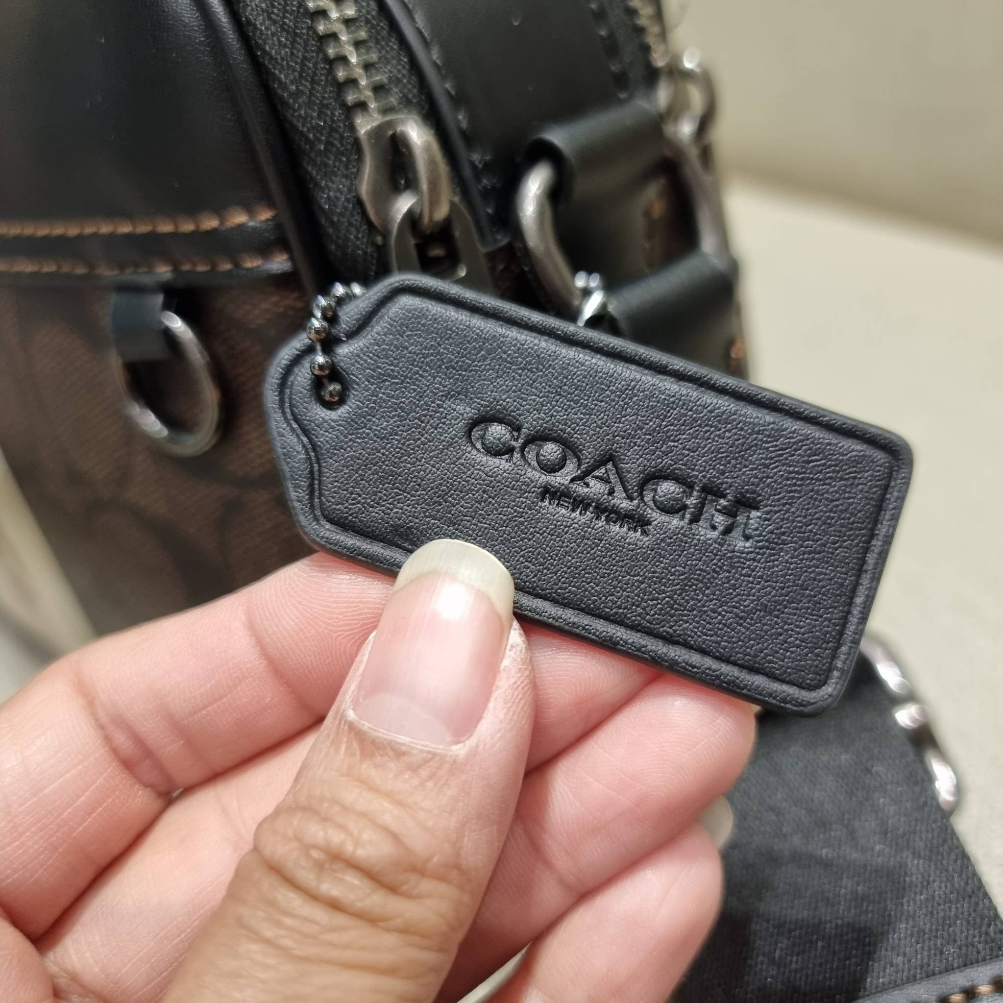COACH GRAHAM CROSSBODY IN BLOCKED SIGNATURE CANVAS WITH VARSITY STRIPE C9965 อีกหนึ่งกระเป๋าครอสบอดี้รุ่นยอดฮิตสำหรับหนุ่มๆ ที่สาวๆก็ใช้ได้!! ดีไซน์ใหม่เพิ่มดีเทลความแพงไปอีก รูปทรงคลาสสิค ใช้งานสะดวก ง่ายต่อชีวิต วัสดุหนังแคนวาสเคลือบลายสลับหนังแท้ ด้านห