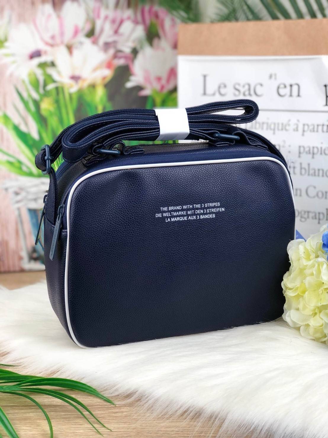 ADIDAS MINI AIRLINE VINT BAG กระเป๋าถือหรือสะพายทรง sport วัสดุ pu. นิ่ม น้ำหนักเบา ทรงสวย classic ด้านหน้ามีช่อง ซิปด้านบนแบ่ง 2 ช่องใหญ่ จุได้เยอะ ใส่ wallet ยาว, mini iPad ได้ mini พร้อมสายยาวปรับ freesize ค่ะ