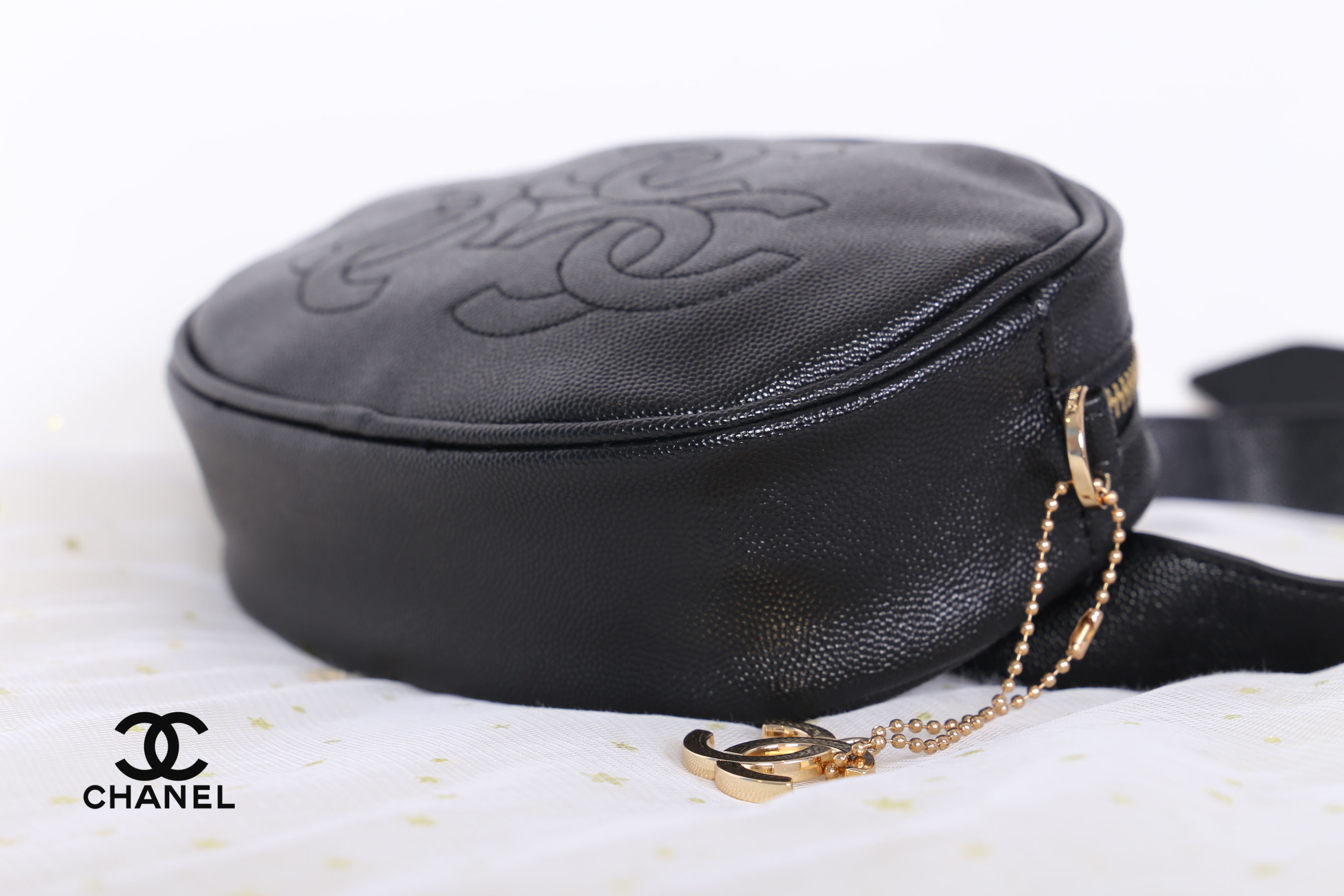 CHANEL waist and crossbody bag with 2 straps / Chanel Belt Bag กระเป๋าสะพาย หรือคาดเอวด้วยเข็มขัด วัสดุทำจากหนังพรีเมี่ยมลายคาเวียร์ทั้งใบด้านหน้ามีโลโก้แบรนด์