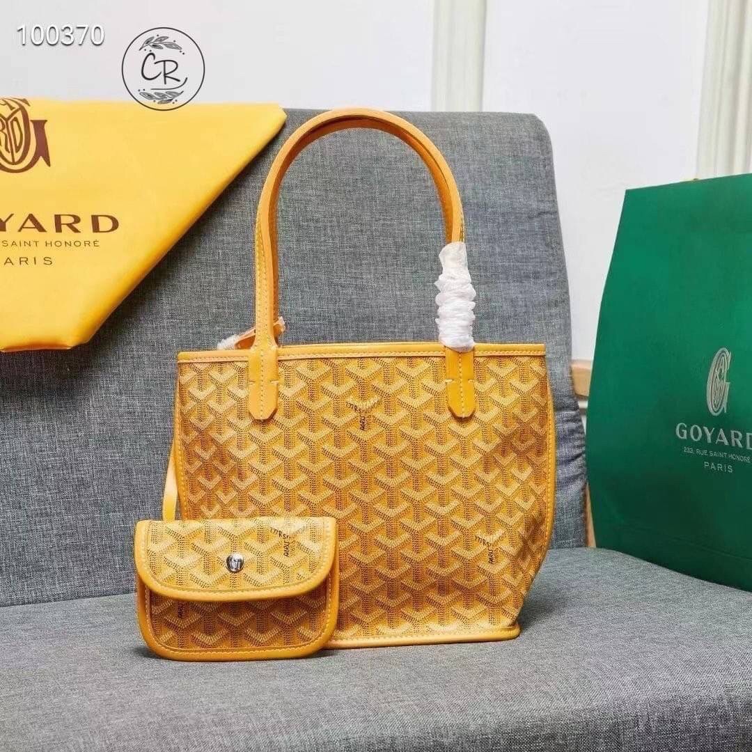 GOYARD ANJOU TOTE MINI ฮอตไอเท็ม กับกระเป๋าสะพายทรงโท้ท ไซส์มินิ กะทัดรัดมาก มาครบสีขายดี เลิศทุกสี รูปทรงคลาสสิค ดีไซน์เป็นเอกลักษณ์ ใช้งานได้หลากหลาย สามารถกลับด้านใช้ได้แบบไม่มีเบื่อ