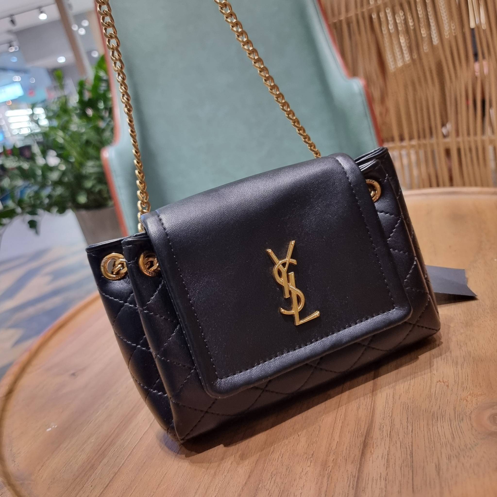 Yves Saint laurent mini nolita in lambskin / YSL mini nolita น้องสาวคนสวยที่ต้องตาเมื่อแรกเห็น กระเป๋าสะพายดีไซน์หรู ไซส์มินิ แบรนด์นี้ไม่เคยทำให้ผิดหวังจริงๆ ด้วยดีเทลความเรียบง่ายแต่มีความหรูอยู่ในตัว วัสดุหนังแกะ สัมผัสดีงามมากๆ เปิด-ปิดด้วยกระดุมแม่เห