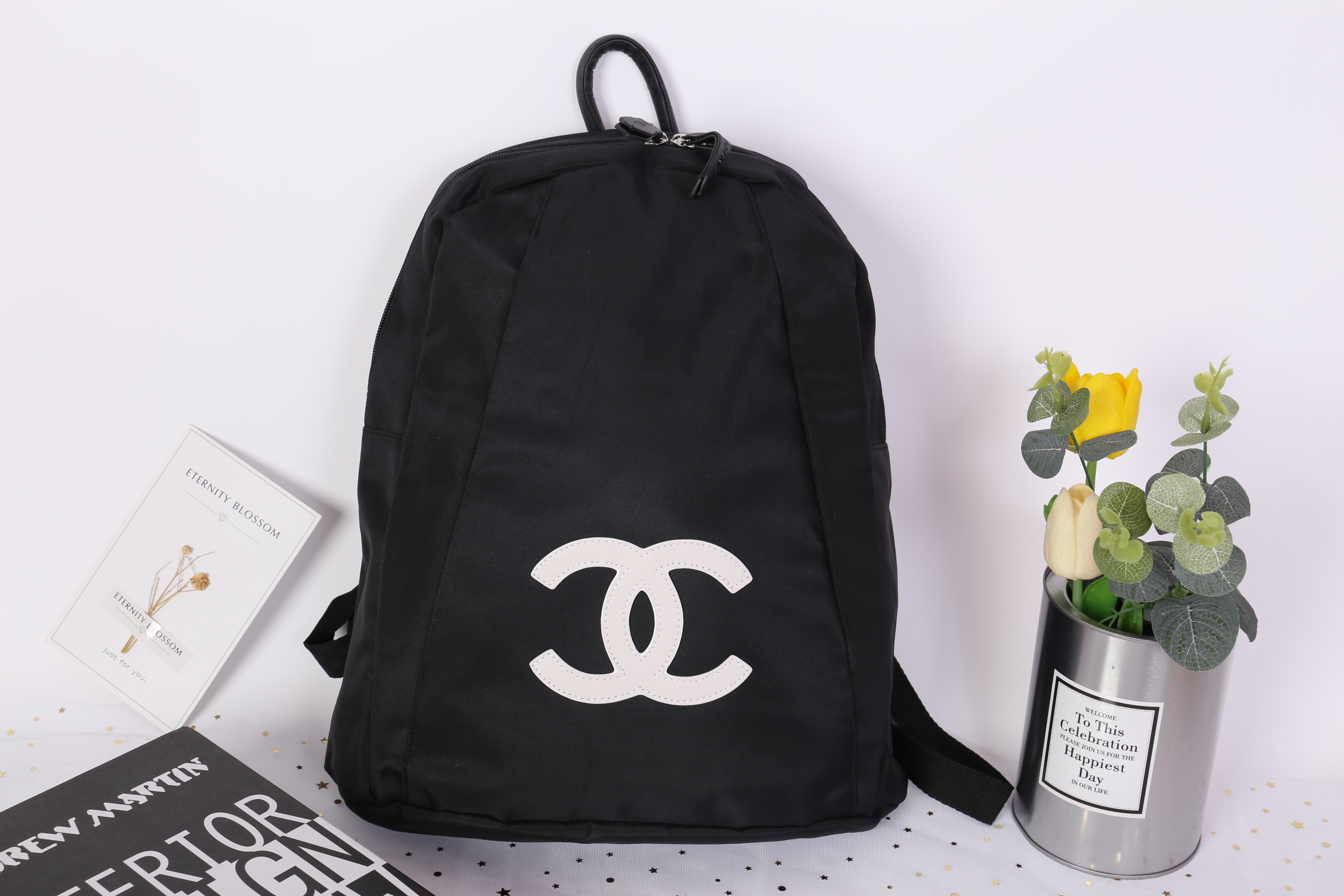 CHANEL VIP GIFT NYLON BACKPACK กระเป๋าเป้ Limited Edition VIP Gift With Purchase (GWP) ของเเท้จาก Chanel Perfumes Counter วัสดุ NYLON เนื้อหนาสีดำตัดโลโก้แบรนด์สีขาว เปิดปิดด้วยซิป หัวซิปแบรนด์ ขนาดกำลังดี น้ำหนักเบา กันนำ้ดูแลรักษาทำความสะอาดง่าย มีหูหิ้