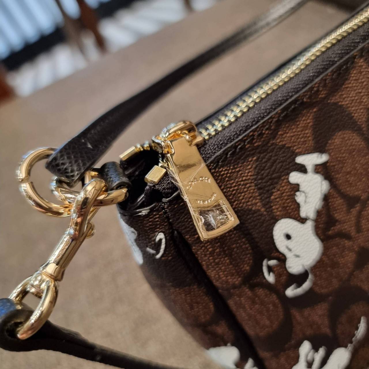 COACH F36674 TOP HANDLE POUCH IN SIGNATURE WITH SNOOPY PRINT คอลเลคชั่นใหม่ ในสไตล์พอช มาให้ช้อปก่อนใครในไทยจ้า น่ารักน่าใช้ไปอีกกับกระเป๋าสะพายทรงฮิตตลอดกาล ด้วยดีไซน์ที่ออกมาให้ใช้งานได้ง่าย ขนาดกำลังเหมาะ วัสดุแคนวาสทนทาน ดีไปหมดขนาดนี้!! คุณลูกค้าถึงส