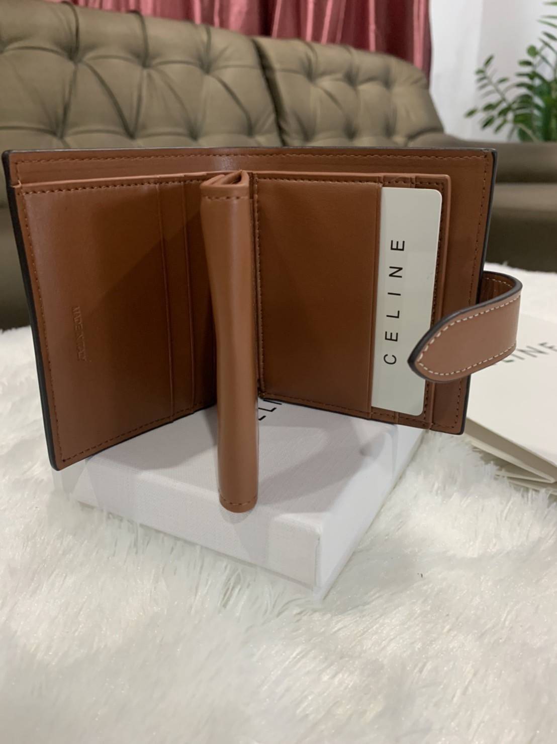 CELINE SHORT WALLET VIP GIFT WITH PURCHASE (GWP) พรีเมี่ยมกิ๊ฟ Limited จาก CELINE HAUTE PARFUME DUTYFREE COUNTER วัสดุ Triomphe Canvas หนังสวยอยู่ทรง ประดับโลโก้แบรนด์ที่ด้านหน้า ขนาดกำลังดี จับถนัดมือ เปิด-ปิดฝาพับกระดุม ภายในมีช่องแบ่งหลายช่อง มีช่องใส่