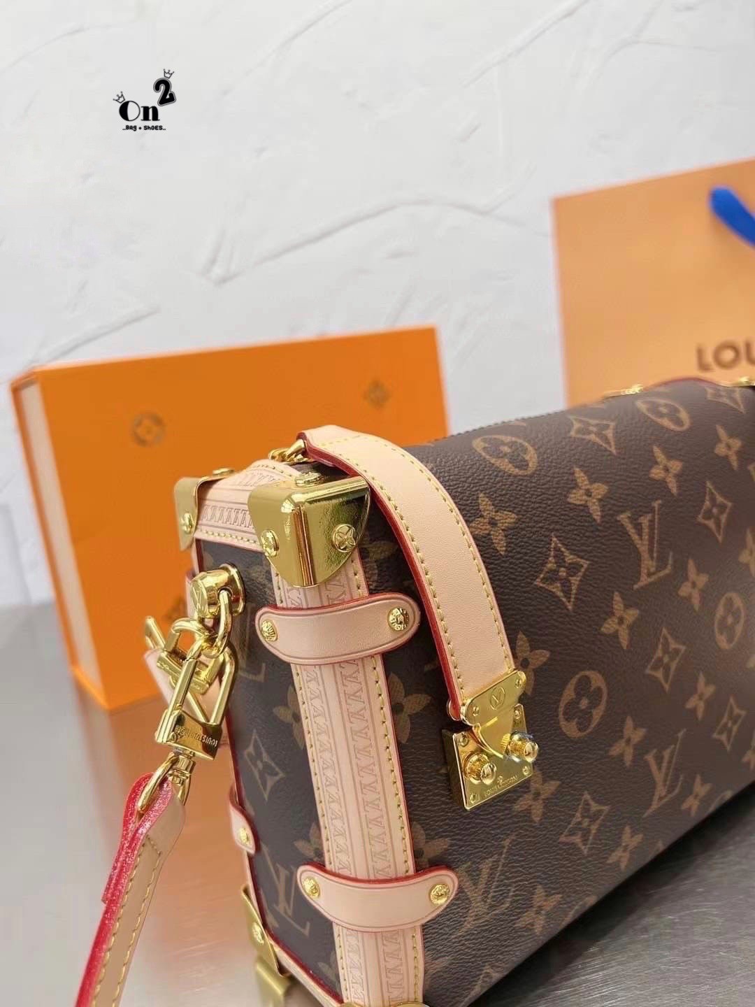 LV Side trunk pm / LV Soft Box Side Trunk Ladies Shoulder Messenger Bag กระเป๋าสะพายทรงกล่อง ที่สาวๆเรียกร้อง วัสดุหนังแคนวาส ดีไซน์ทุกอย่างได้ลงตัว หรูหรา อัพลุคได้ทุกสไตล์ ราคาสุดคุ้ม รุ่นนี้เป็น unisex ด้วยน้า ใช้ได้ทั้งหนุ่มๆและสาวๆไปเลย
