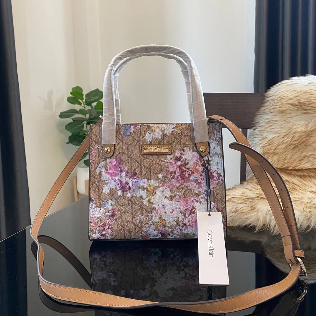 CALVIN KLEIN JEANS crossbody bag กระเป๋าถือหรือสะพาย ลายซิกเนเจอร์แบรนด์ทั้งใบ มีหูจับสำหรับถือ เปิด-ปิดกระเป๋าด้วยกระดุมแม่เหล็ก ด้านในโล่งกว้างมีช่องเล็กและช่องซิปสำหรับใส่ของจุกจิก ซับในลายแบรนด์อย่างดี มาพร้อมสายสะพายยาวปรับระดับได้ สามารถใช้ได้หลากหล