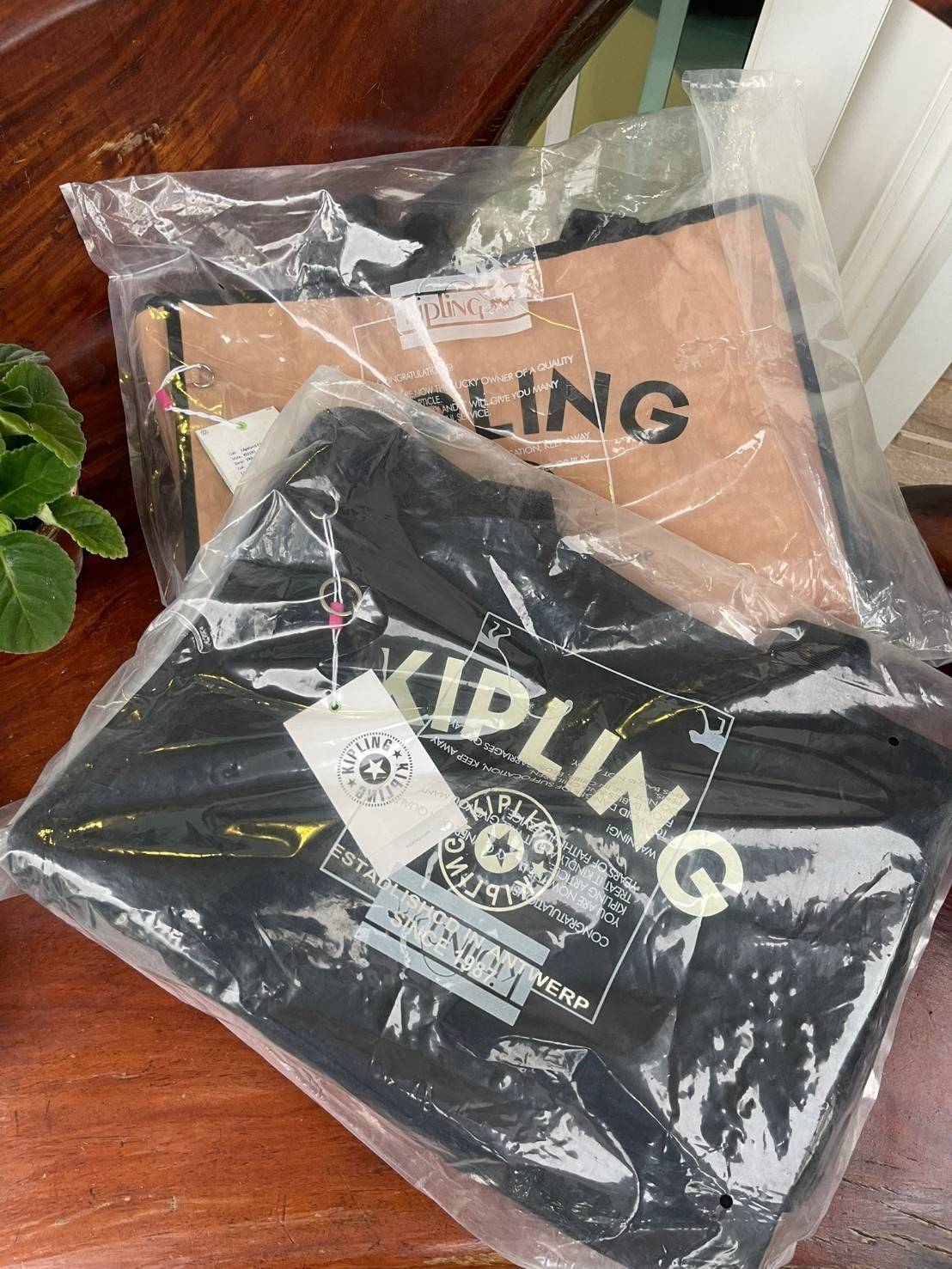 Kipling Stacey Tote Bag(KI3101) คอลเลคชั่นใหม่ล่าสุดจากkipling เป็นกระเป๋าที่มีสายคล้องเอาไว้ใช้งานบริเวณไหล่ สามารถจัดเก็บสิ่งของได้ในจำนวนมาก รวมไปถึงตัวซิปที่มีความไหลลื่น ใช้งานง่ายไม่มีสะดุดในขณะเดียวกันตัวกระเป๋าเองก็มีน้ำหนักเบามาก ๆ พื้นฐานที่สามา