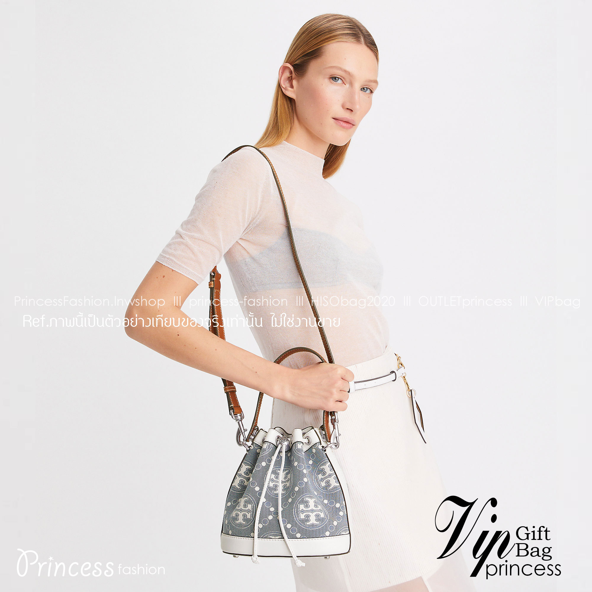 TORY BURCH T Monogram Denim Bucket Bag MEDIUM คอลเลคชั่นใหม่ รูปแบบคลาสสิค พกพาความหรูหราไปได้ทุกที่ด้วยกระเป๋าทรง Bucket ขนาดกลางและปิดด้วยเชือกรูดพร้อมโลโก้แวววาว วัสดุผ้าเดนิมแจ็คการ์ด ตัดขอบหนังแท้