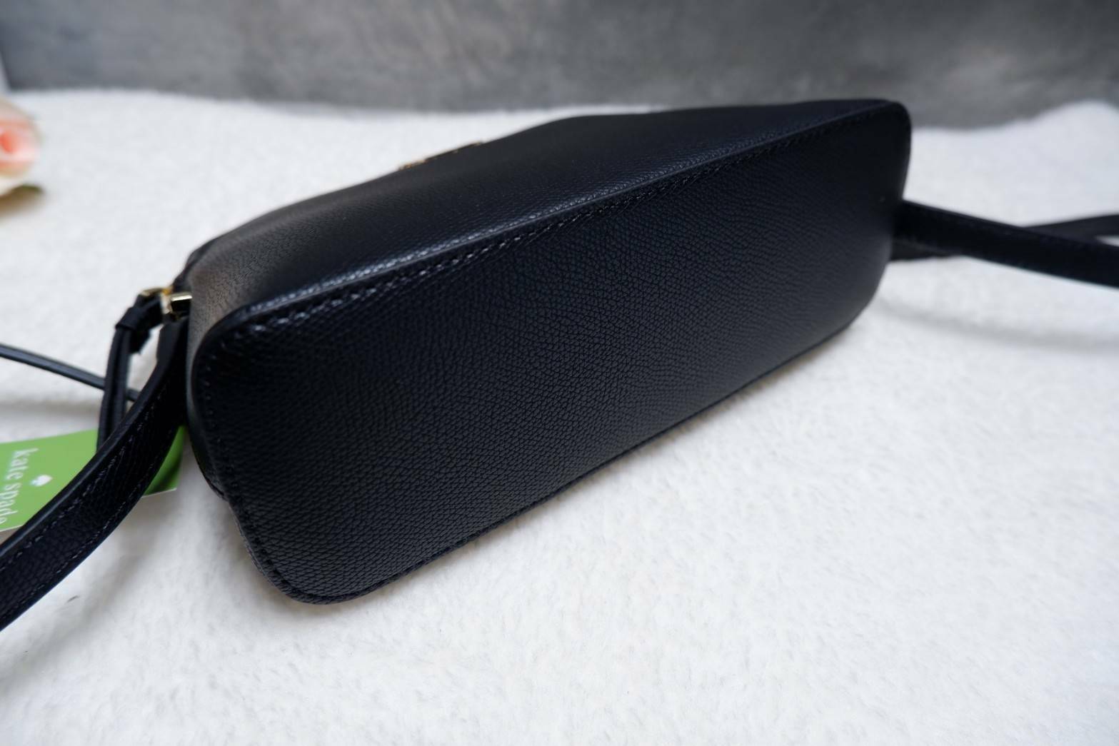 Katespade Crossbody Bag ด้านหน้าติดโลหะชื่อแบรนด์อะไหล่สีทอง เปิดปิดด้วยช่องซิป ด้านในเป็นช่องใส่สิ่งของ และมีป้ายหนังปั๊มโลโก้แบรนด์ ผ้าบุเป็นลายแบรนด์อีกด้วย รุ่นนี้มาพร้อมสายสะพายยาวปรับระดับได้ ทรงนี้สะพายกี่ทีก้อไม่มี out นะจ้ะสาวๆ