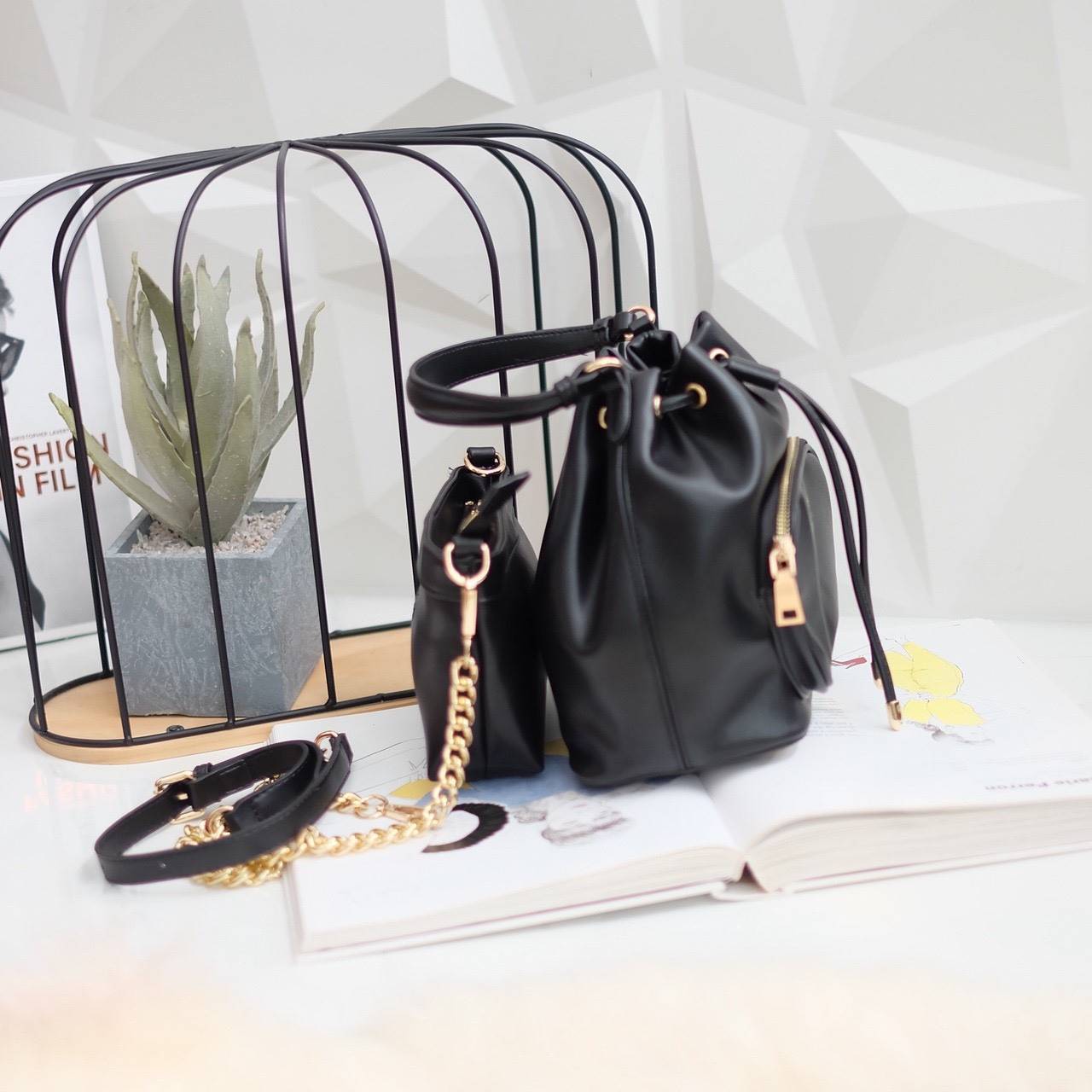 รุ่นใหม่ล่าสุด สวยมากๆค่า รุ่น New KEEP Minny bucket bag ทรงเก๋ สวย น่ารัก ขนาดตอบทุกโจทย์การใช้งาน เห็นแล้ว *หลงรักเลยคะ *ใบนี้ซื้อ1ได้ถึง2 มีกระเป๋าใส่ของใบเล็กด้านในให้อีก 1 ใบนะคะ 🌲ตัวกระเป๋าขนาดกำลังดีหนังเนื้อดีนิ่มมากๆคะ ดูแลรักษาง่าย ด้านใ