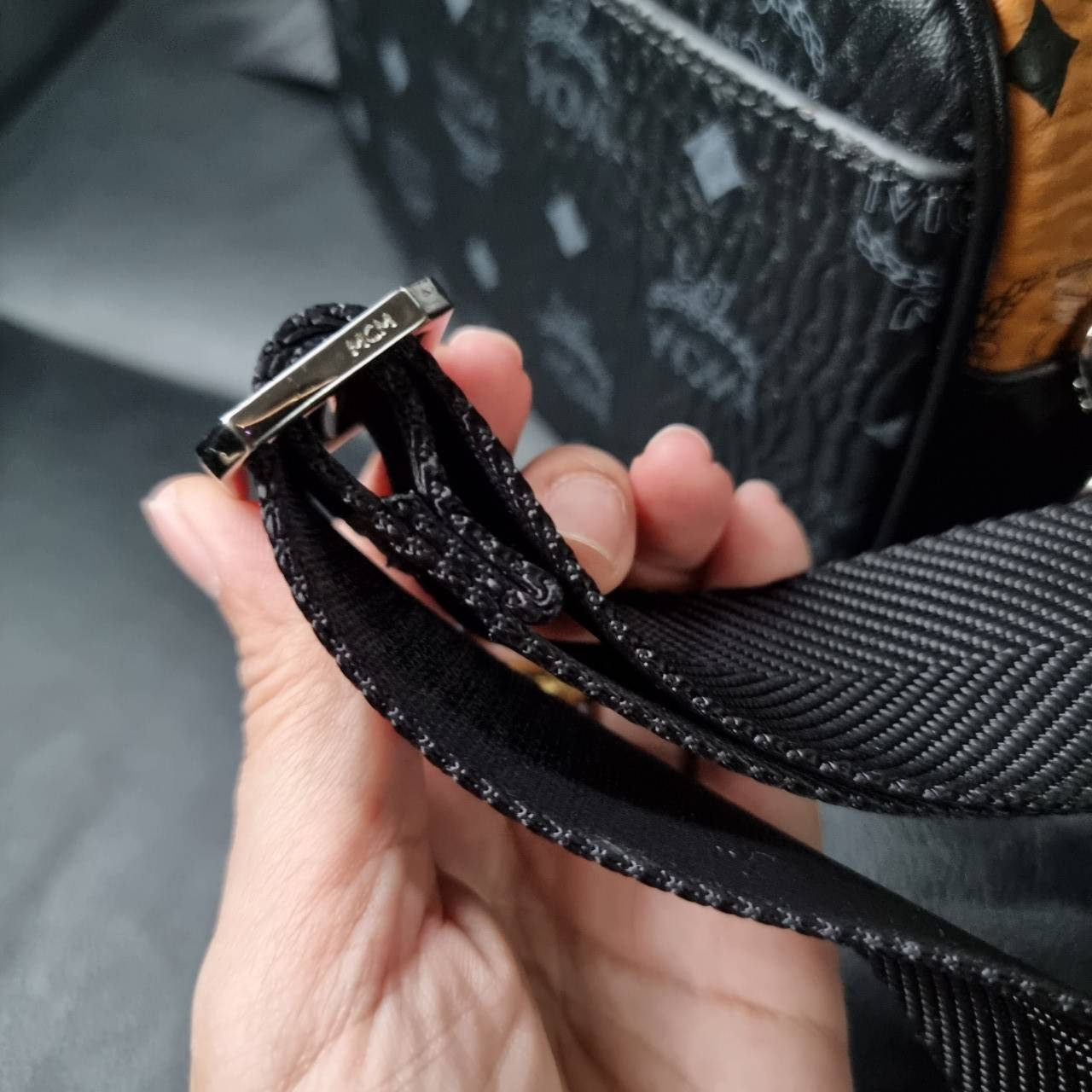 M.C.M KLASSIK CROSSBODY IN VISETOS MIX คลาสสิคสมชื่อ!! กระเป๋าสะพายข้างทรงครอสบอดี้ ดีไซน์มิกซ์แอนด์แมทช์สุดคูล ใหม่ล่าสุด เท่ได้ไม่ซ้ำใคร โลโก้โลหะรมดำดูมีเสน่ห์ วัสดุหนังแคนวาสคุณภาพดี มีช่องหลัก 2 ช่อง เปิด-ปิดด้วยซิป ด้านหลังมีช่องย่อยอีกหนึ่ง ภายในโล